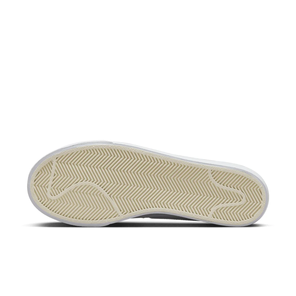 Nike Blazer Low Platform DQ7571-101 / weiss