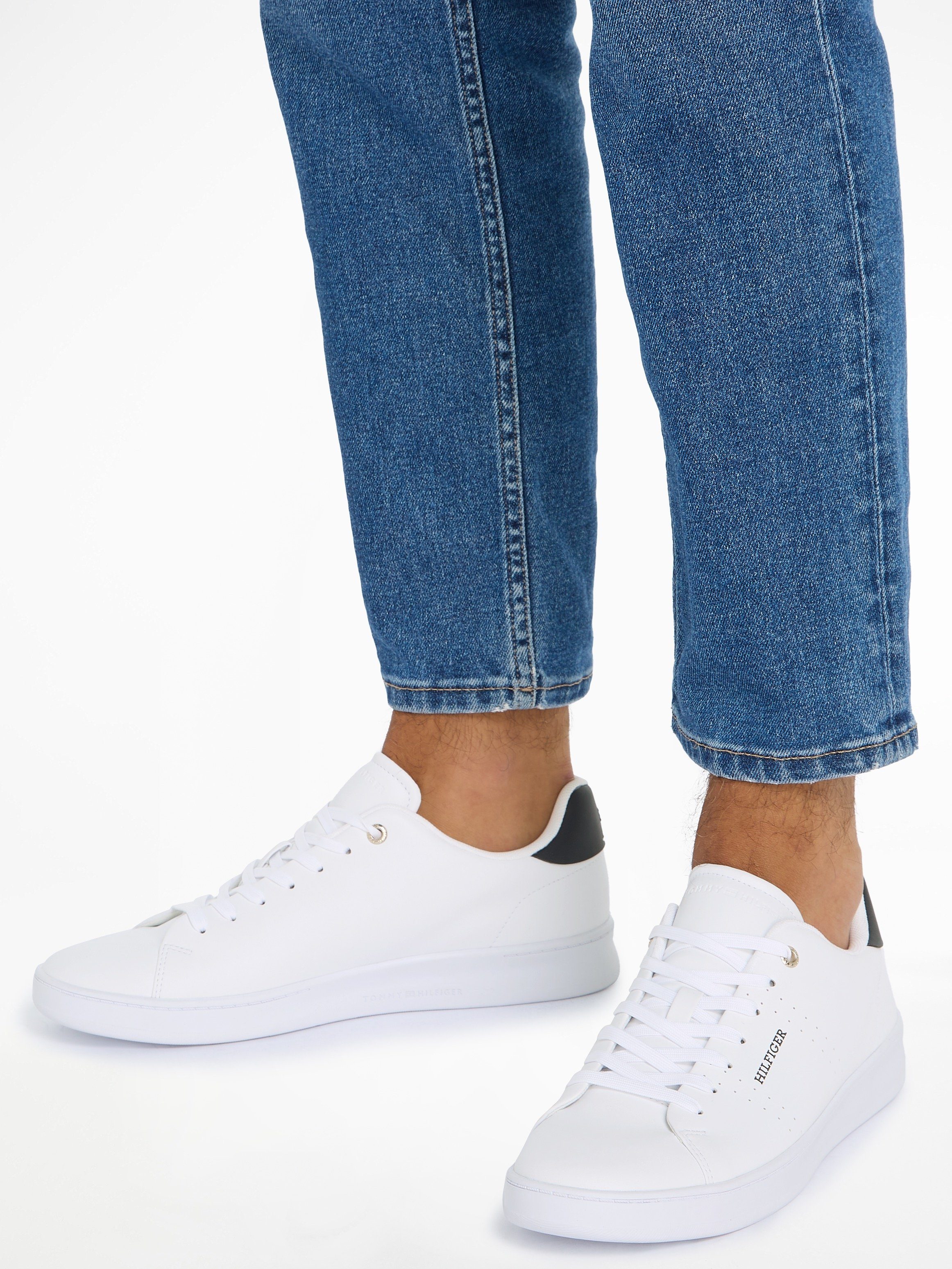 Tommy Hilfiger COURT CUP LTH PERF DETAIL Sneaker mit seitlichem Logoschriftzug