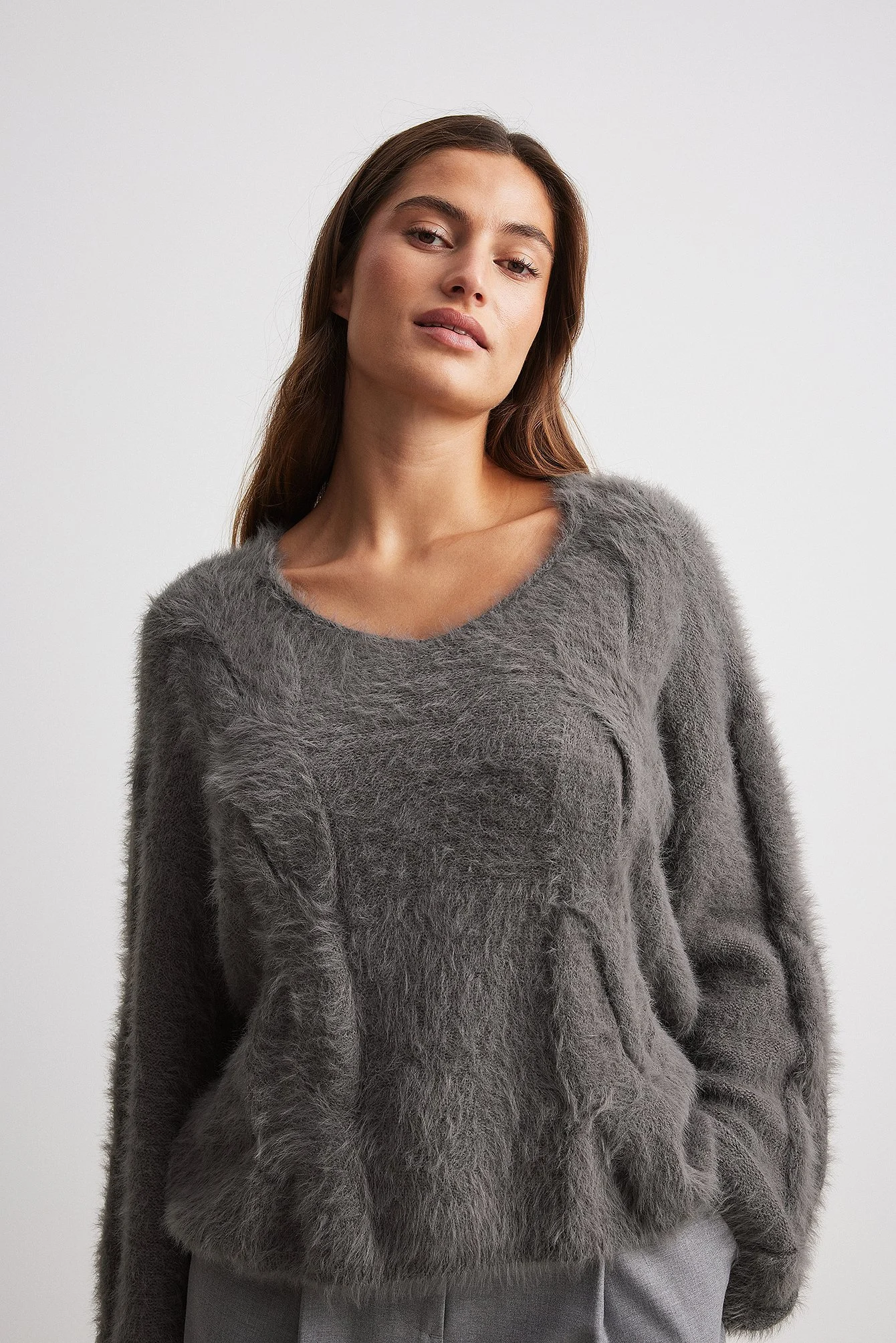 Strickpullover mit Zopfmuster und V-Ausschnitt