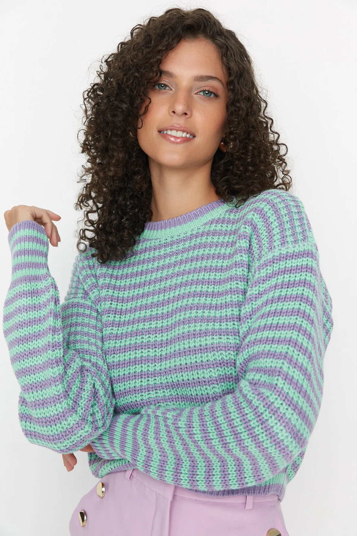 Trendyol Collection  Lila kurzer Strickpullover mit Streifen TWOAW23KZ00412