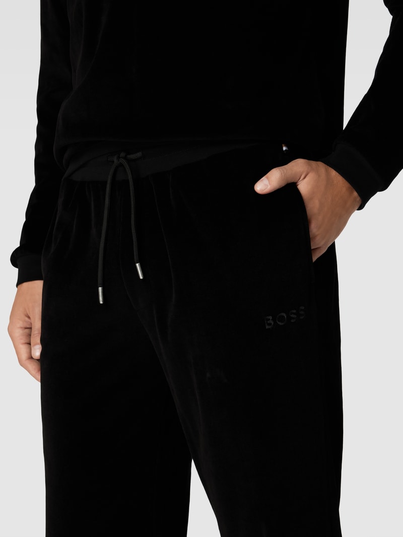 Sweatpants mit seitlichen Eingrifftaschen in schwarz