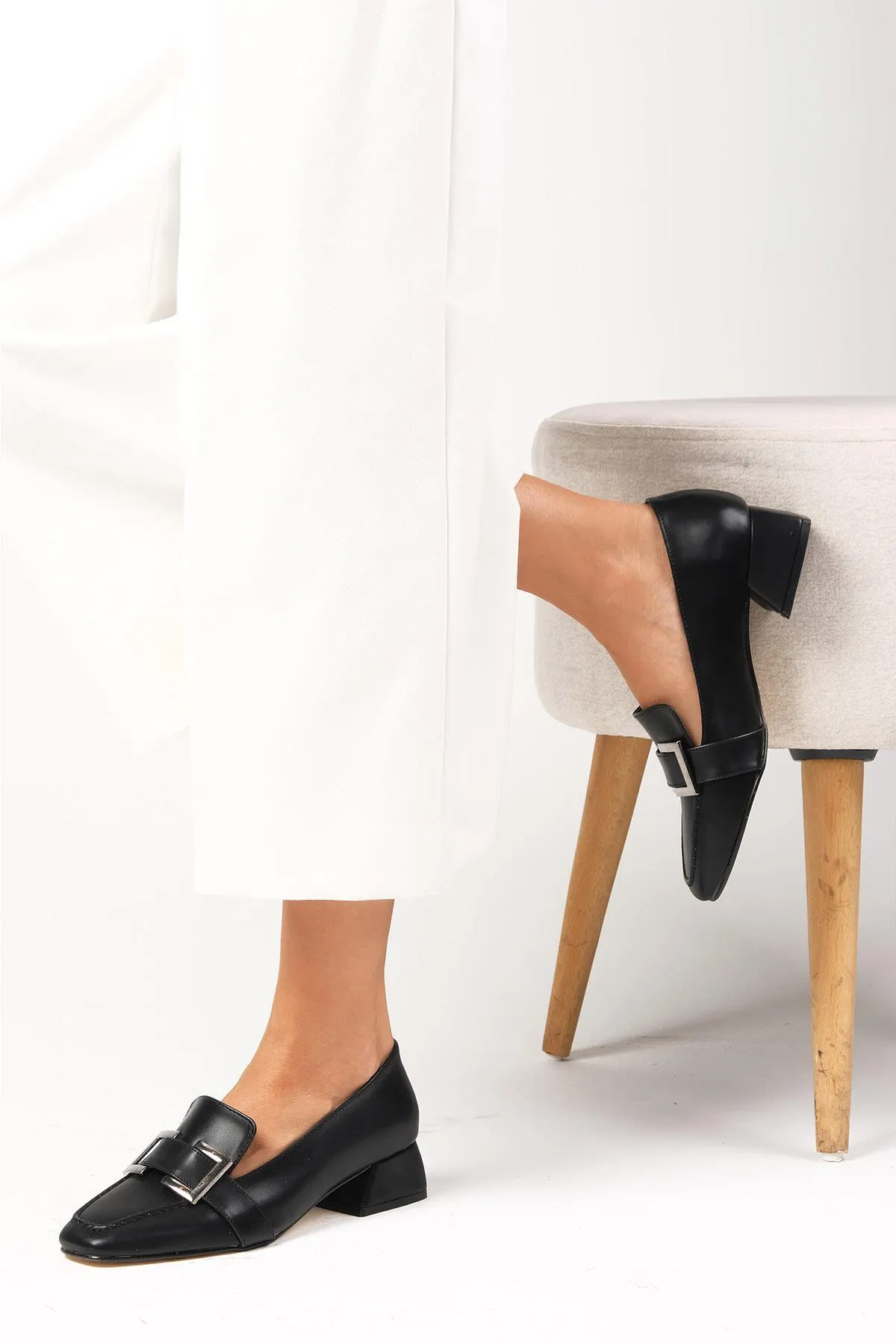 Mio Gusto  Betty Damen-Schuhe mit kurzem Absatz und stumpfer Zehenpartie in Schwarz mit Schnallenzubehör