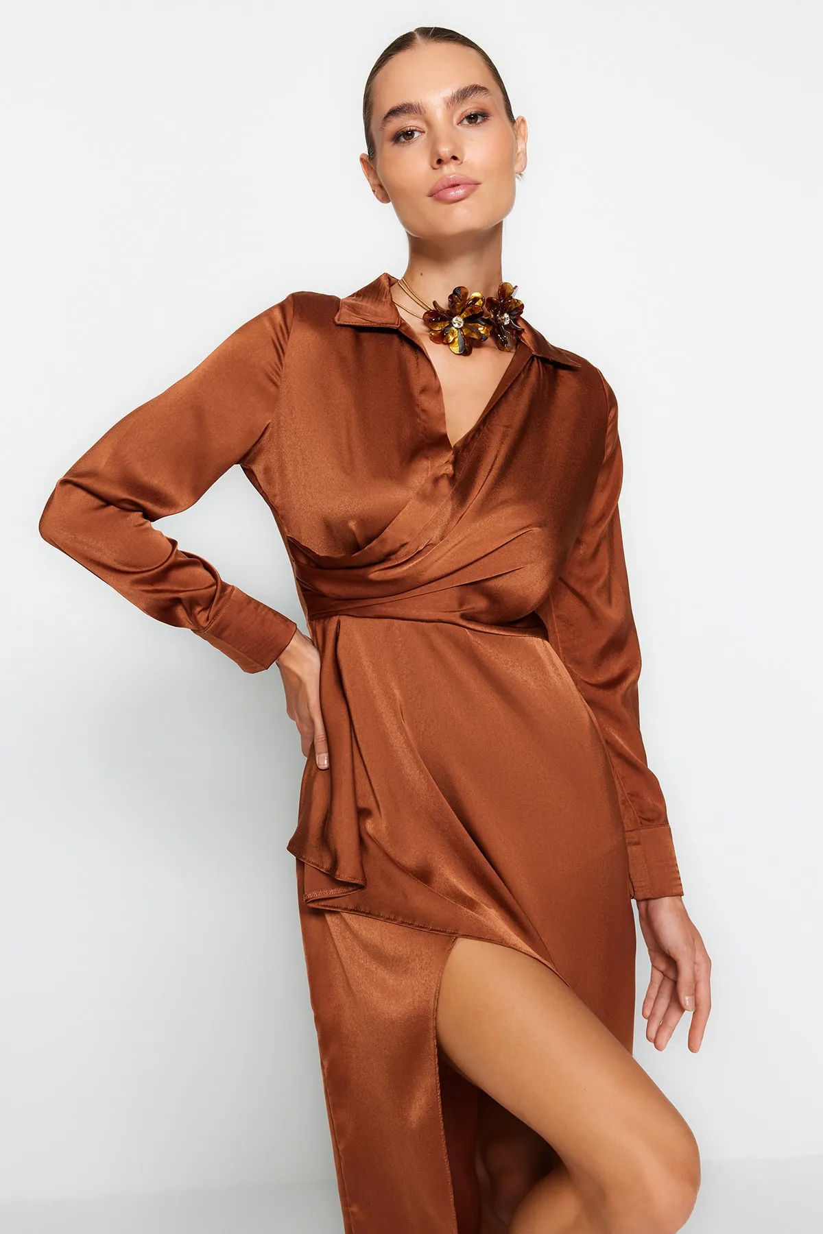 Trendyol Collection  Elegantes Abendkleid aus braunem, gewebtem Satin in Wickeloptik TPRAW24EL00111