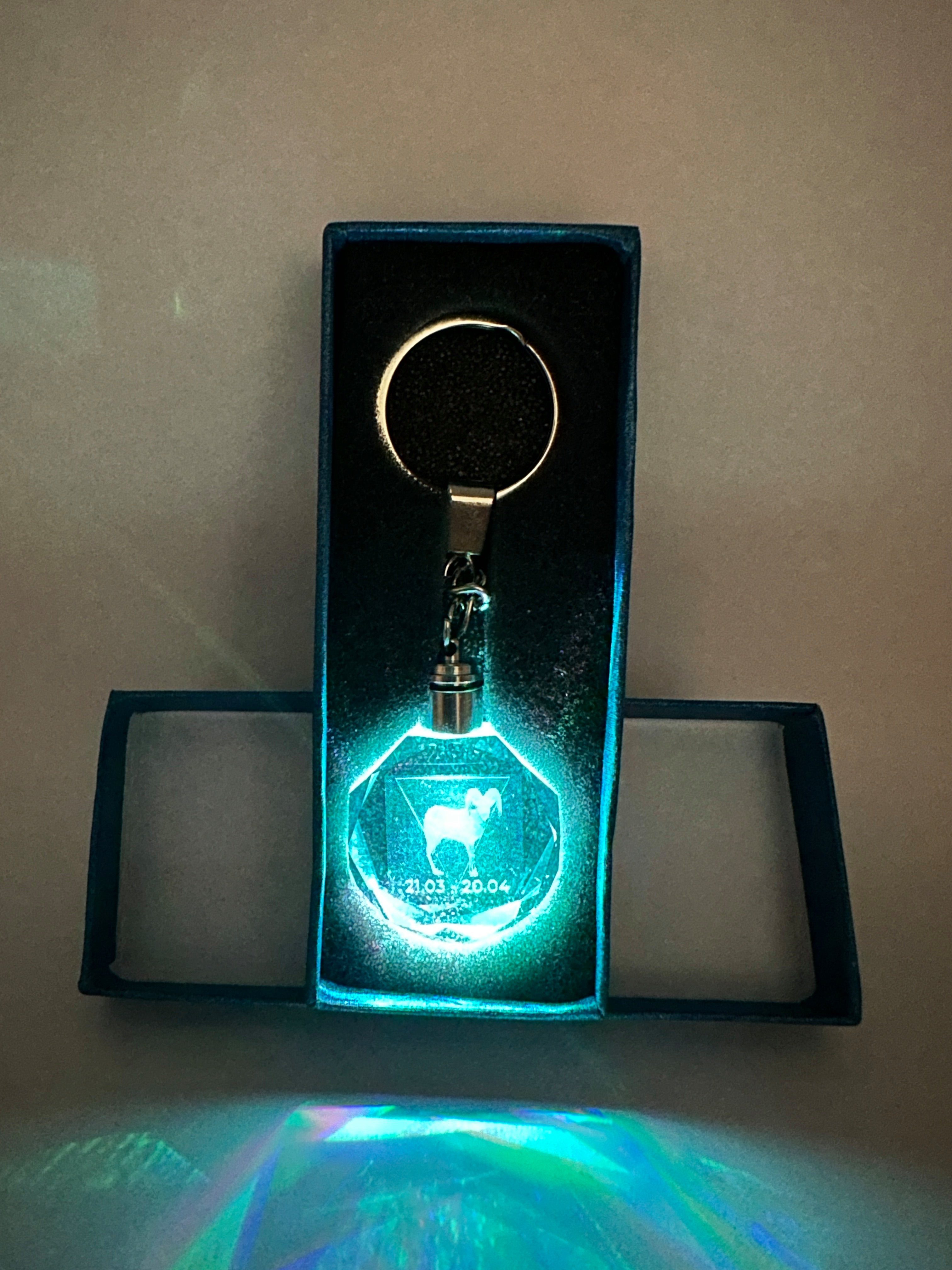 Stelby Schlüsselanhänger Widder Sternzeichen Schlüsselanhänger LED Multicolor mit Geschenkbox