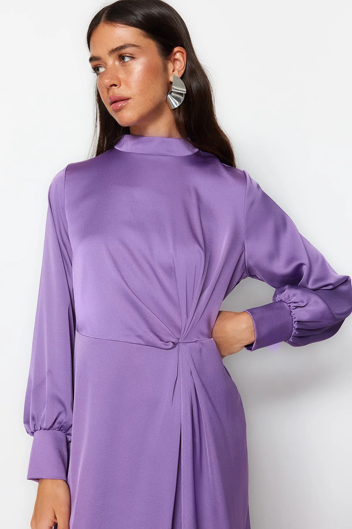 Trendyol Modest  Lila Abendkleid aus Satin mit geraffter Taille TCTSS23DB00043