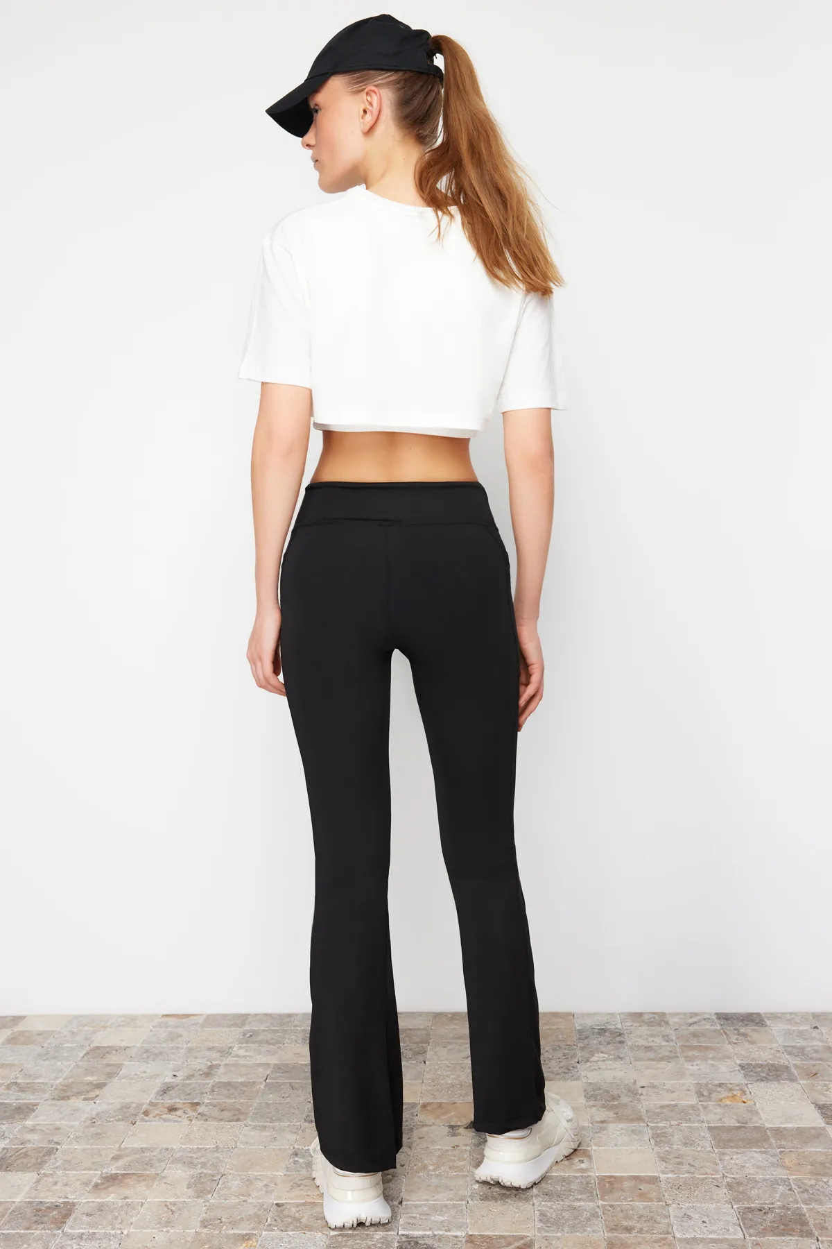 Trendyol Collection  Schwarze, gestrickte Sport-Jogginghose aus Scuba/Tauchstoff mit entspannter Passform und spanischen Beinen THMSS24EA00000