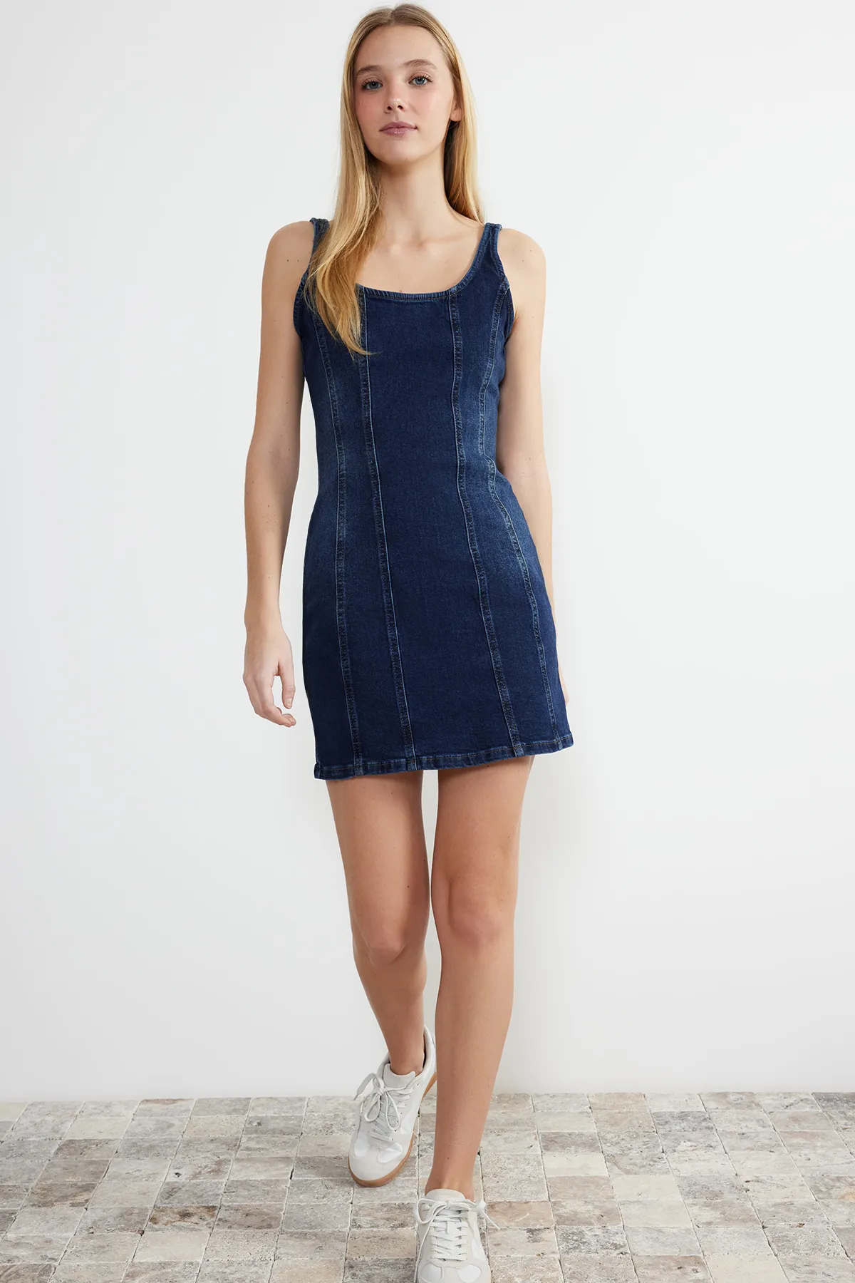 Trendyol Collection  Blaues, eng anliegendes Mini-Jeanskleid mit Nähten TWOSS24EL00284