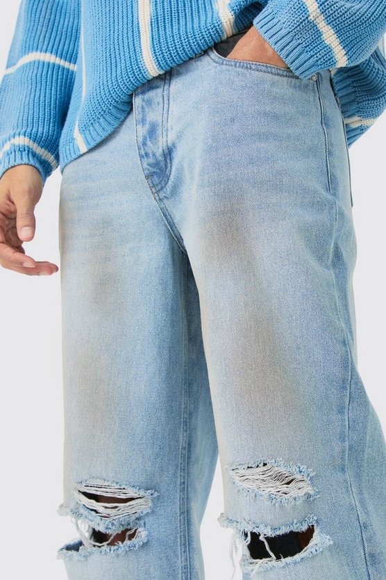 Lockere hellblaue Jeans mit Riss am Knie