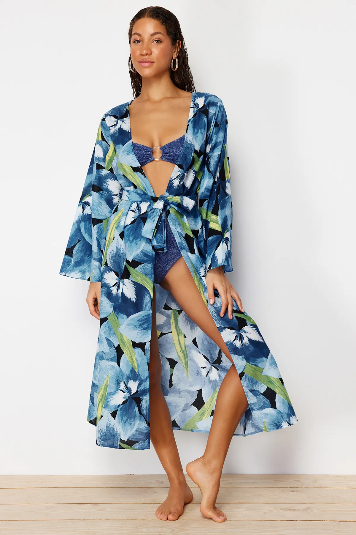 Trendyol Collection  Maxi-Kimono und Kaftan aus 100 % Baumwolle mit Blumenmuster und Gürtel TBESS24KM00014