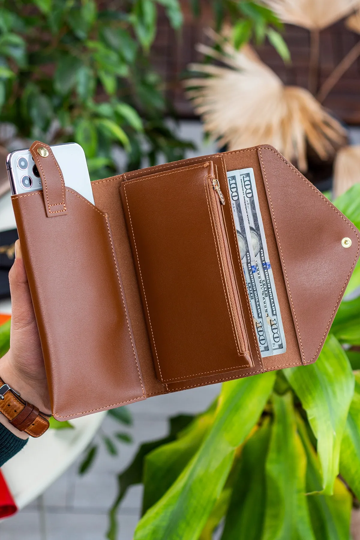Garbalia  Hellbraune Damenbrieftasche mit Umschlagmodell und Telefon- und Münzfach