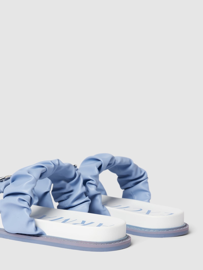 Pantolette mit Raffungen und Label-Detail in hellblau