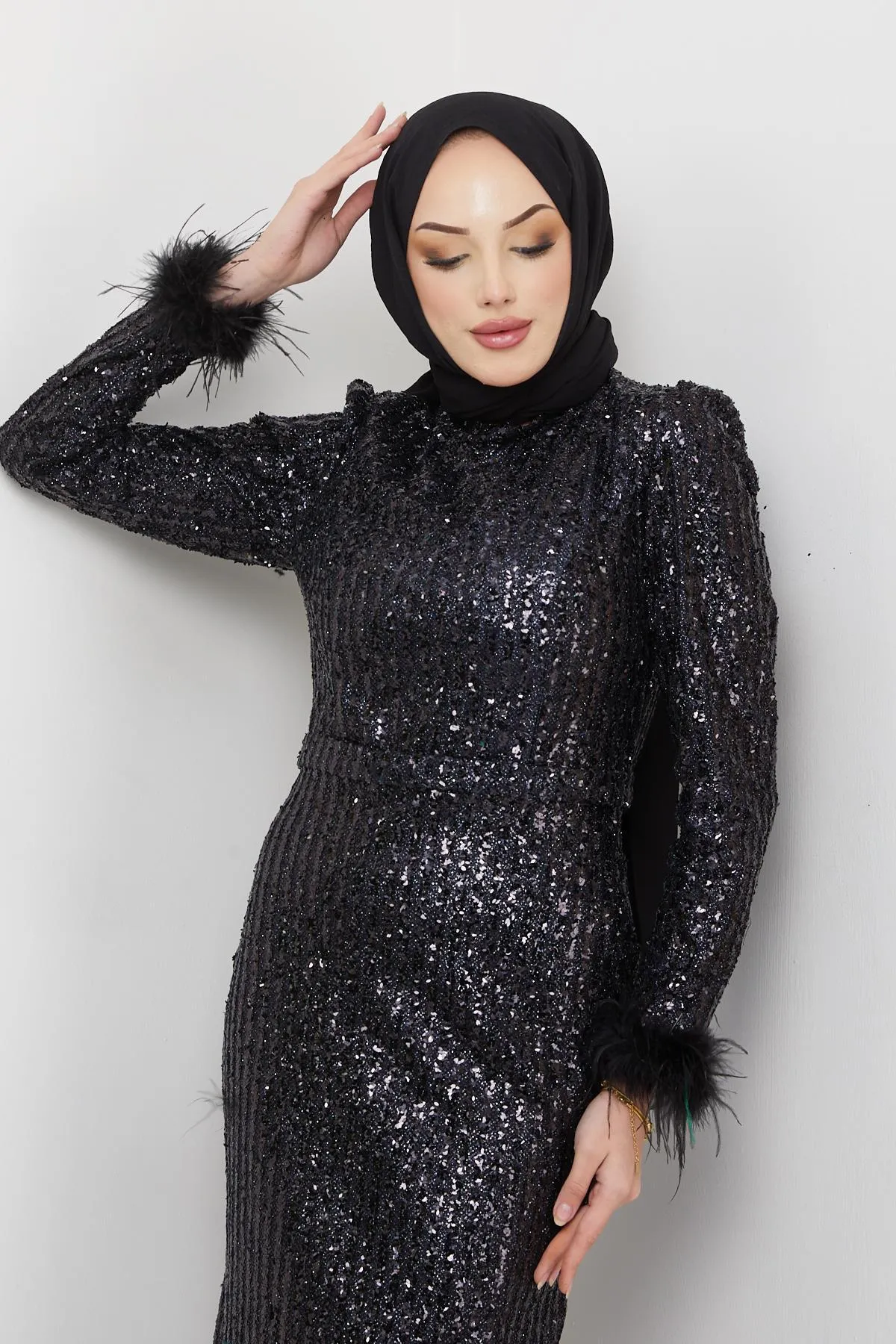 Olcay  Abendkleid aus Tüll mit Pailletten und Federndetails und Ärmeln SCHWARZ 1207