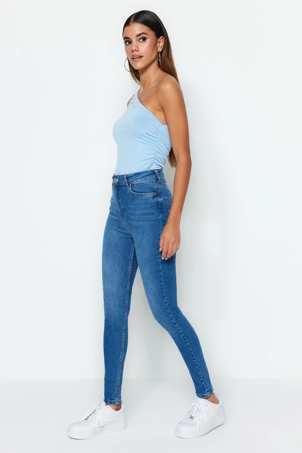 Trendyol Collection  Blaue Skinny Jeans mit normaler Taille TWOSS23JE00073