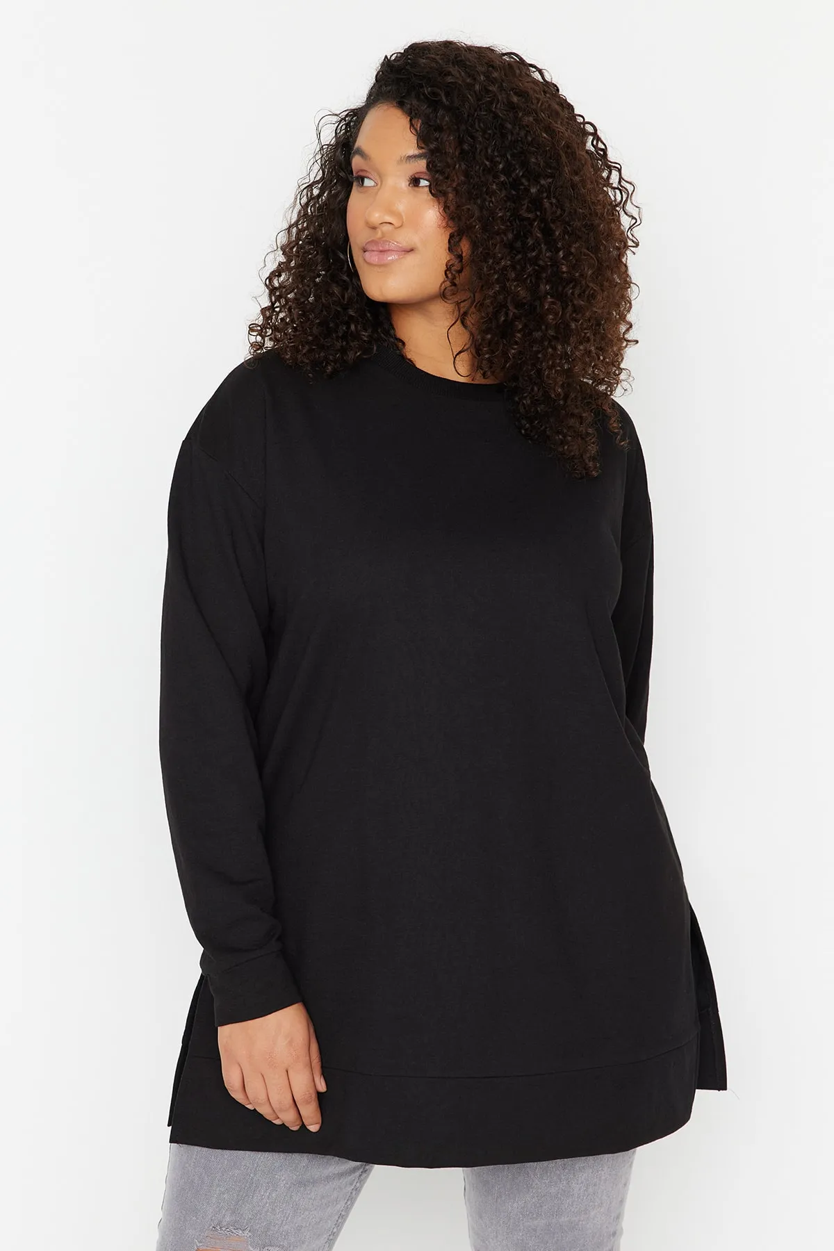 Trendyol Curve  Schwarzes, dünnes, detailliertes Strick-Sweatshirt mit Schlitz TBSSS22SW0173