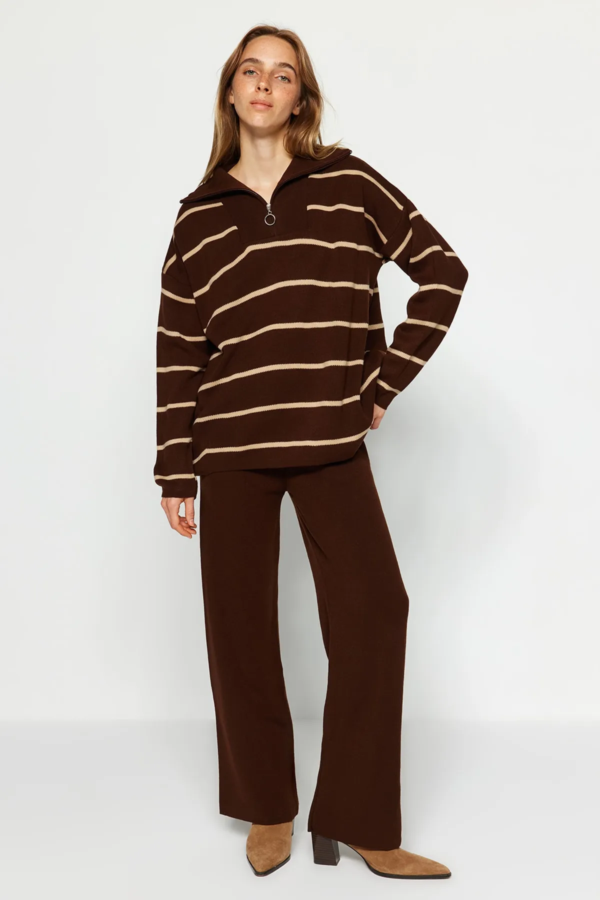 Trendyol Collection  Braunes Strickoberteil und -unterteil im weiten Schnitt TWOAW24AU00025
