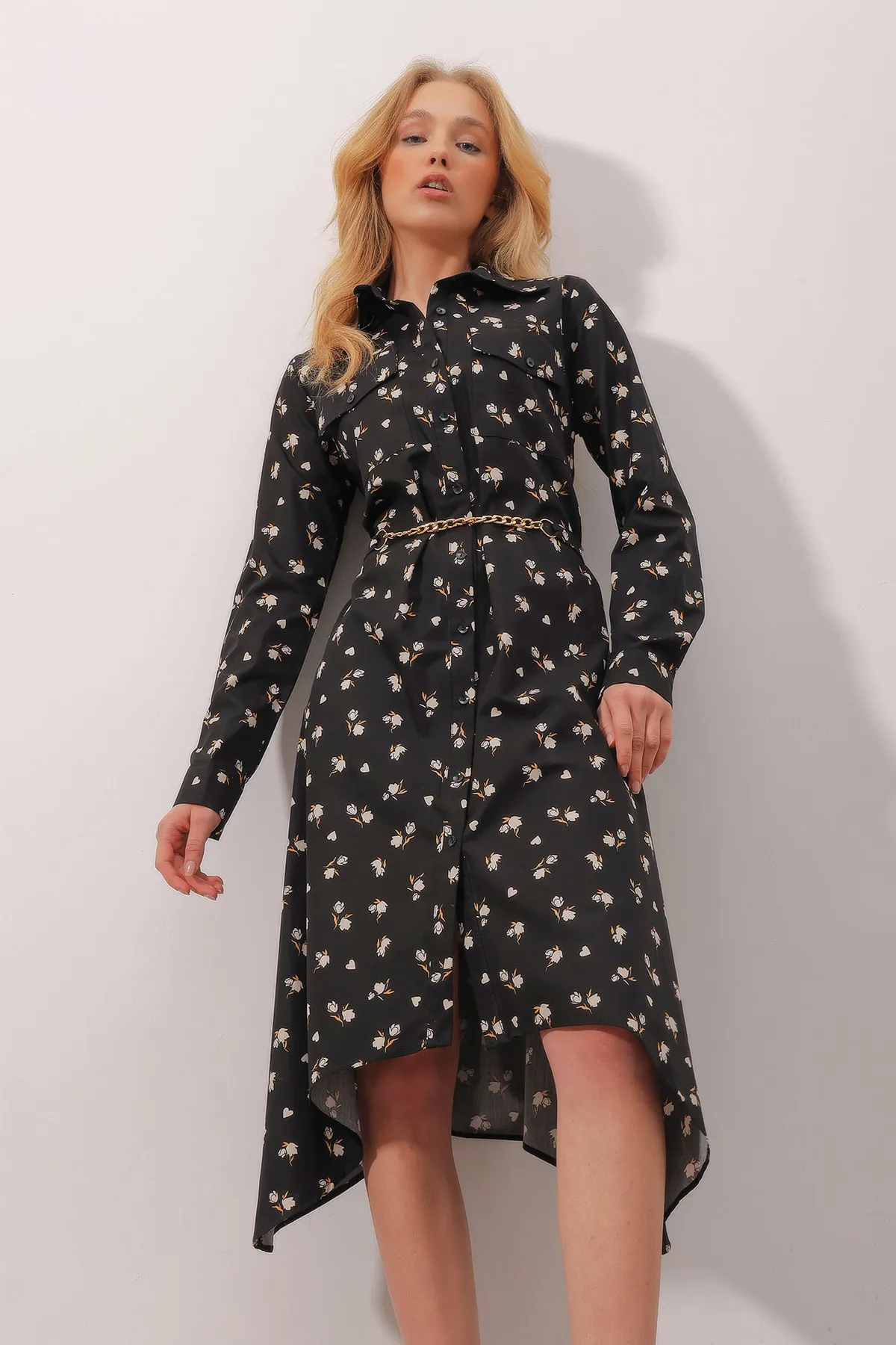 Trend Alaçatı Stili  Schwarzes Popeline-Hemdkleid mit doppelter Tasche, Blumenmuster und Kettengürtel für Damen ALC-X9864