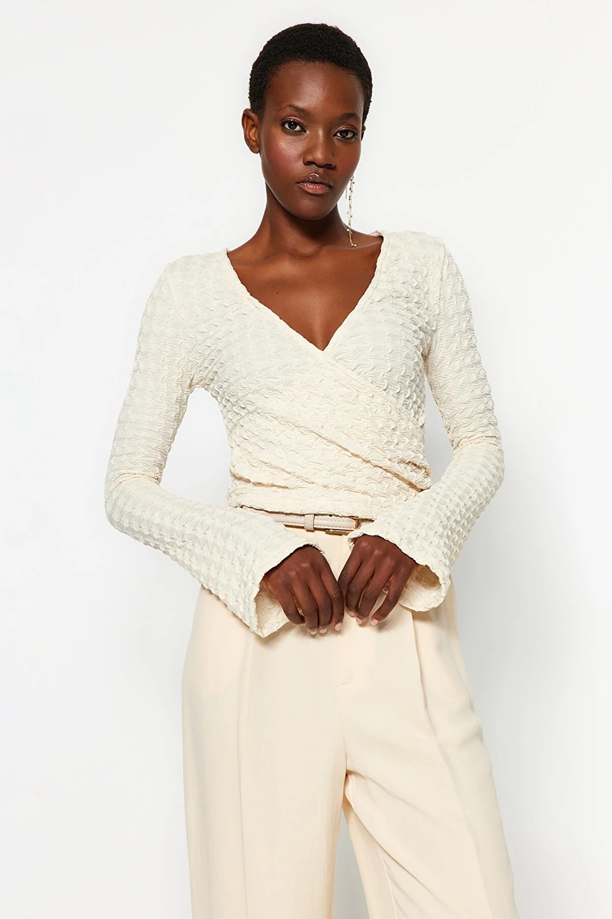 Trendyol Collection  Beigefarbene, zweireihige, bauchfreie Strickbluse aus strukturiertem Stoff mit normaler/normaler Passform und zweireihigem Ausschnitt TWOAW24BZ00088
