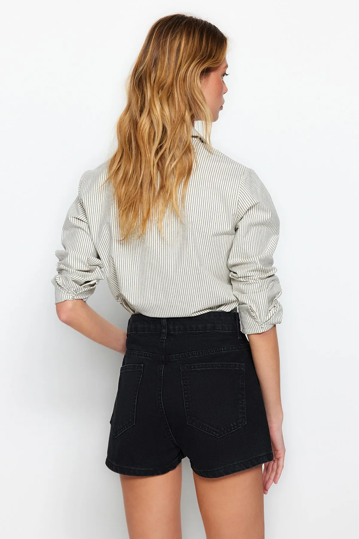 Trendyol Collection  Schwarze Jeansshorts mit hoher Taille TWOSS23SR00312