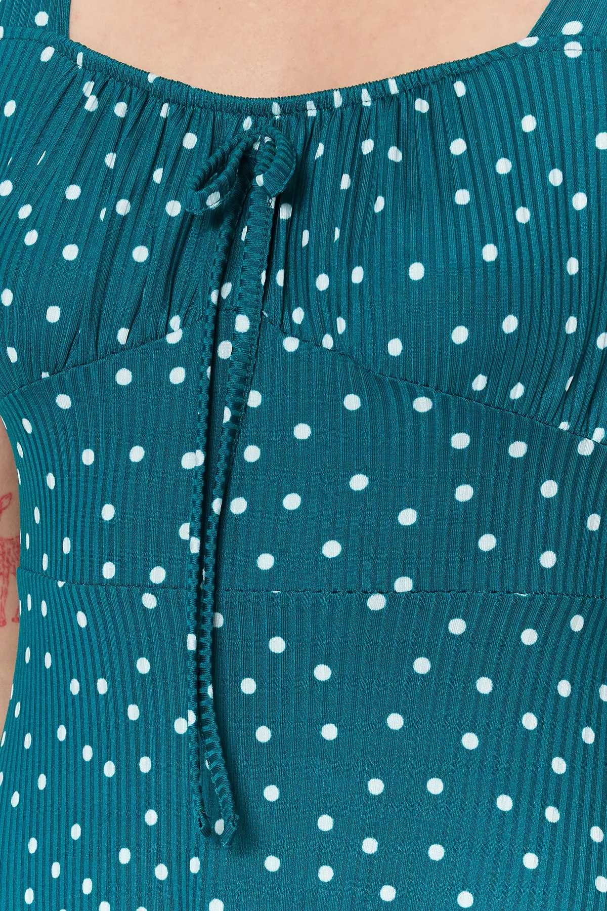 Trendyol Collection  Petrolfarbenes Mini-Strickkleid mit Polka Dots und quadratischem Ausschnitt, Volant, A-Linie TWOSS23EL00348