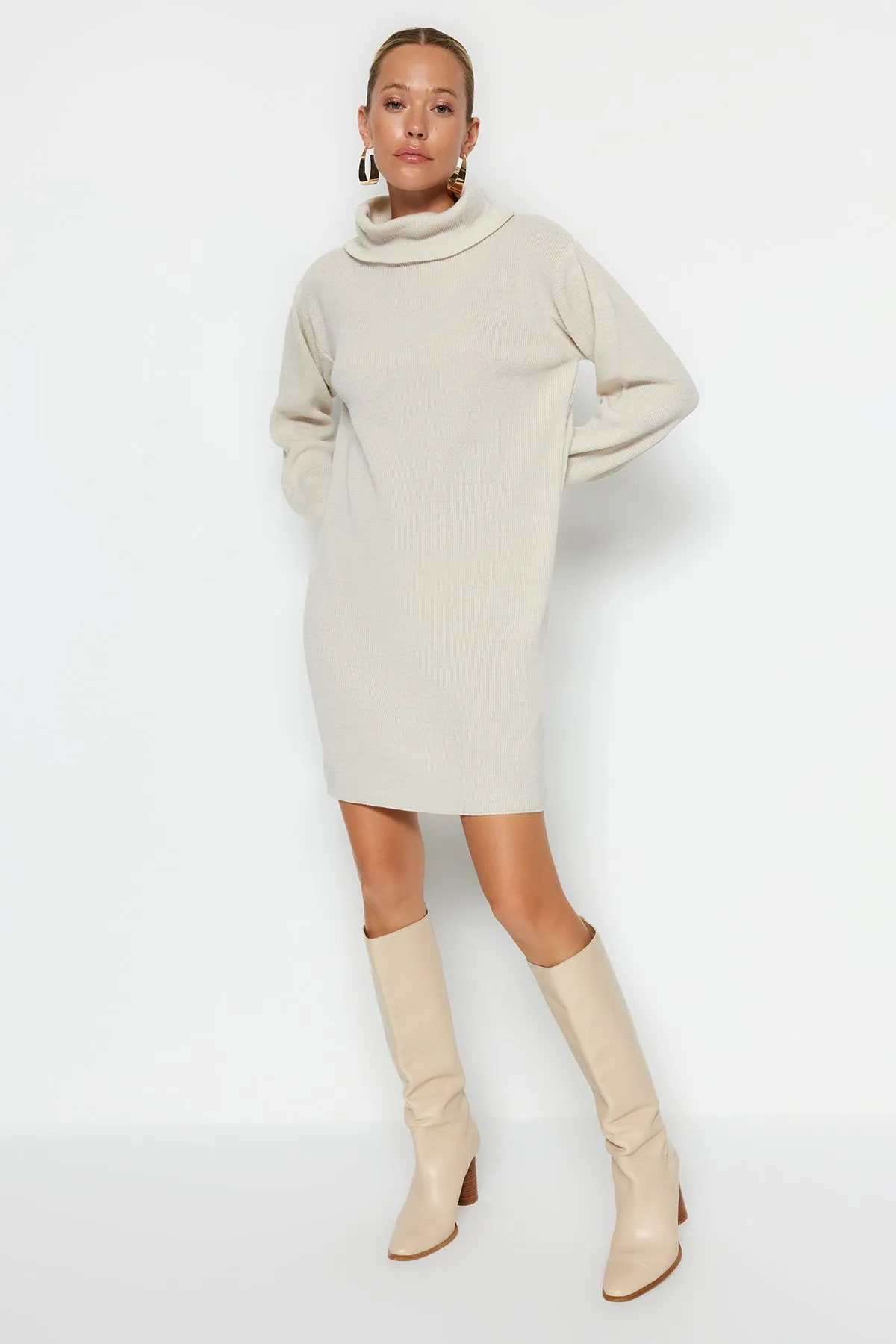 Trendyol Collection  Steinfarbenes Mini-Strickkleid mit Rollkragen TWOAW23EL00026