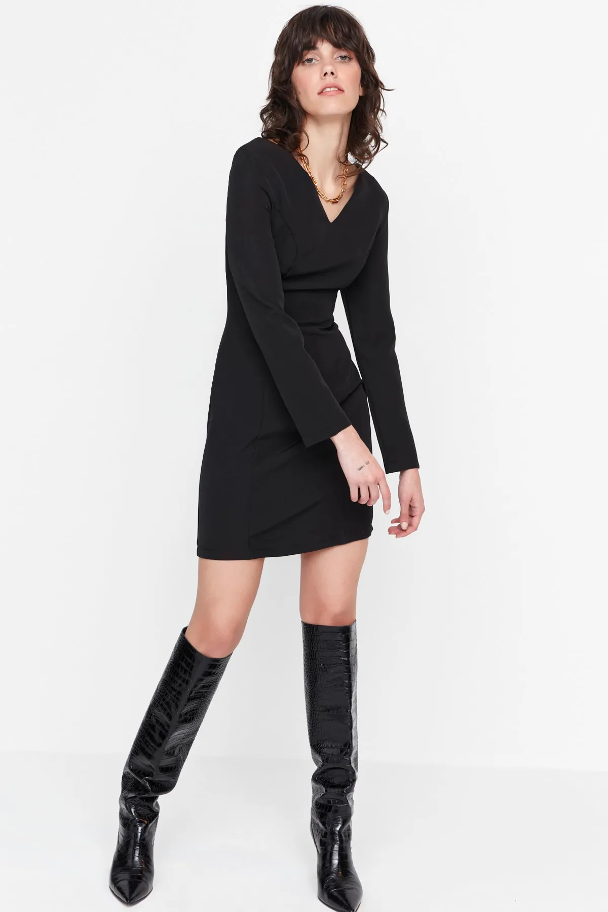 Trendyol Collection  Schwarzes, figurbetontes Minikleid aus Webstoff TWOAW23EL01499