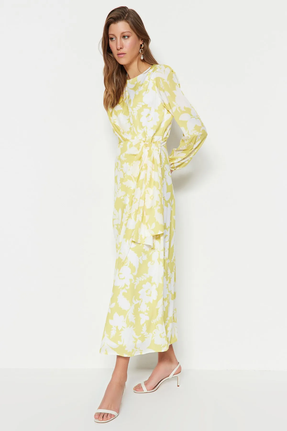 Trendyol Modest  Gelbes Abendkleid mit geraffter Taille und Blumenmuster TCTSS23DB00021