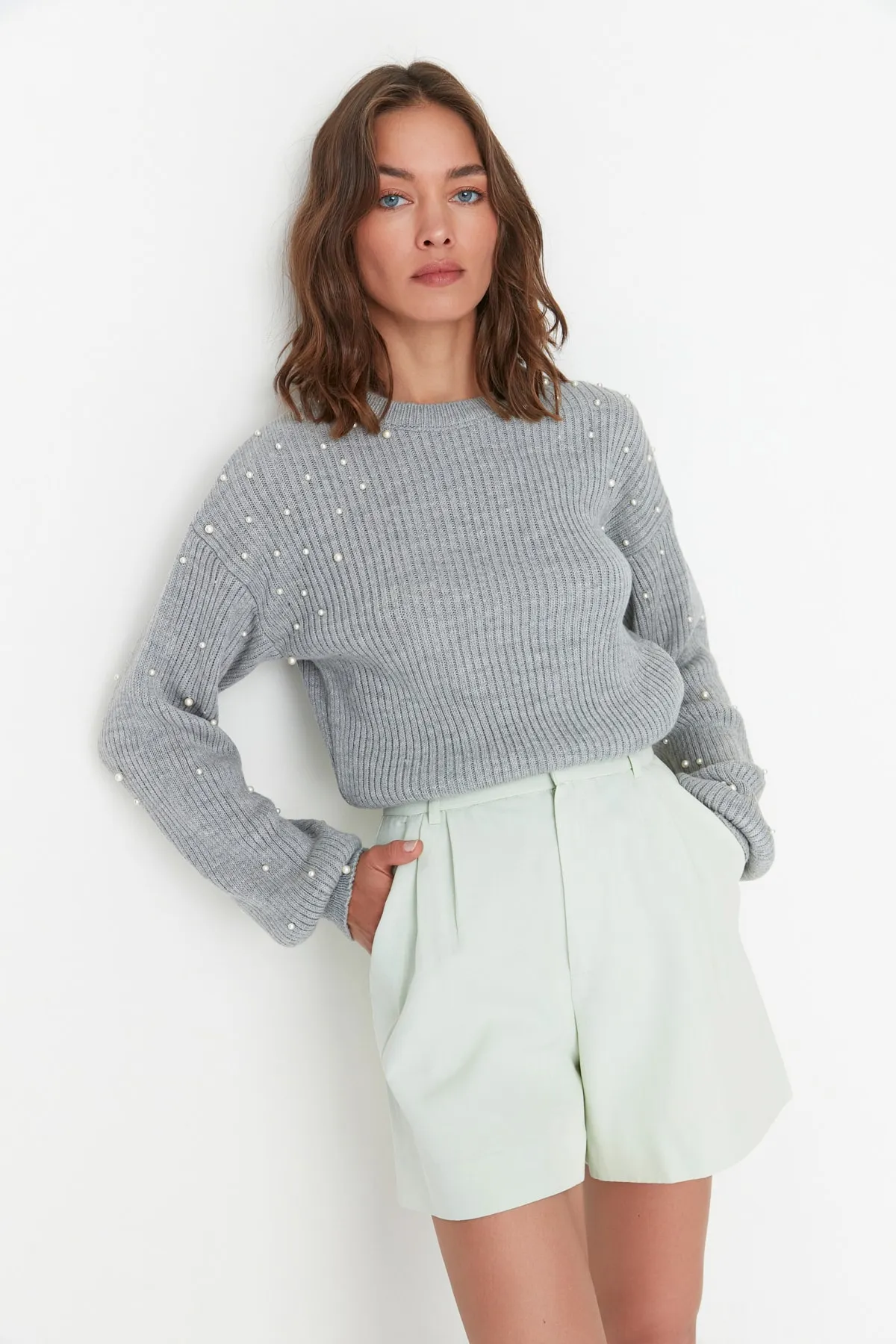 Trendyol Collection  Grauer Perlenstrickpullover mit Rundhalsausschnitt und detailliertem Rundhalsausschnitt TWOAW22KZ1493