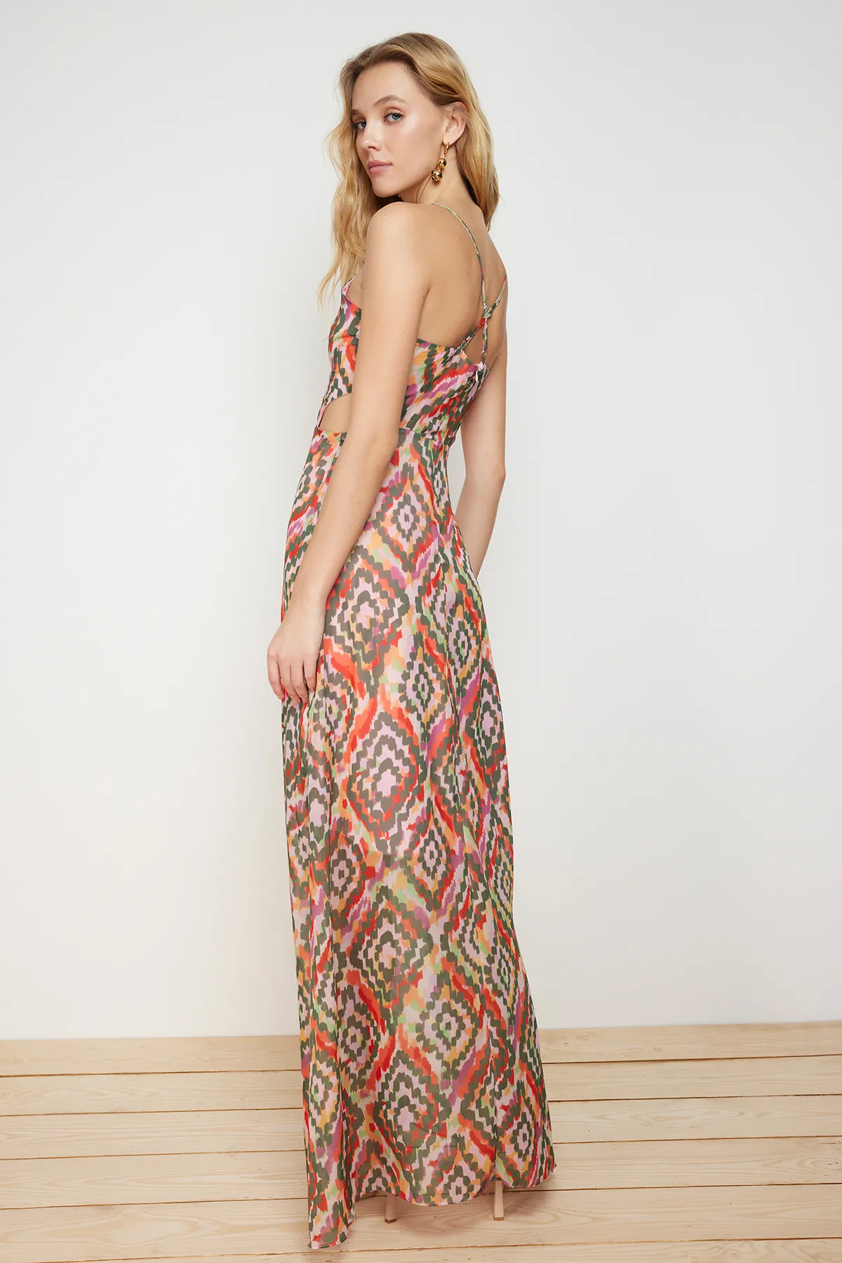 Trendyol Collection  Smaragdgrünes A-Linien-Maxikleid mit gefüttertem Fenster/Ausschnitt und detailliertem Blumendruck TWOSS20EL1270