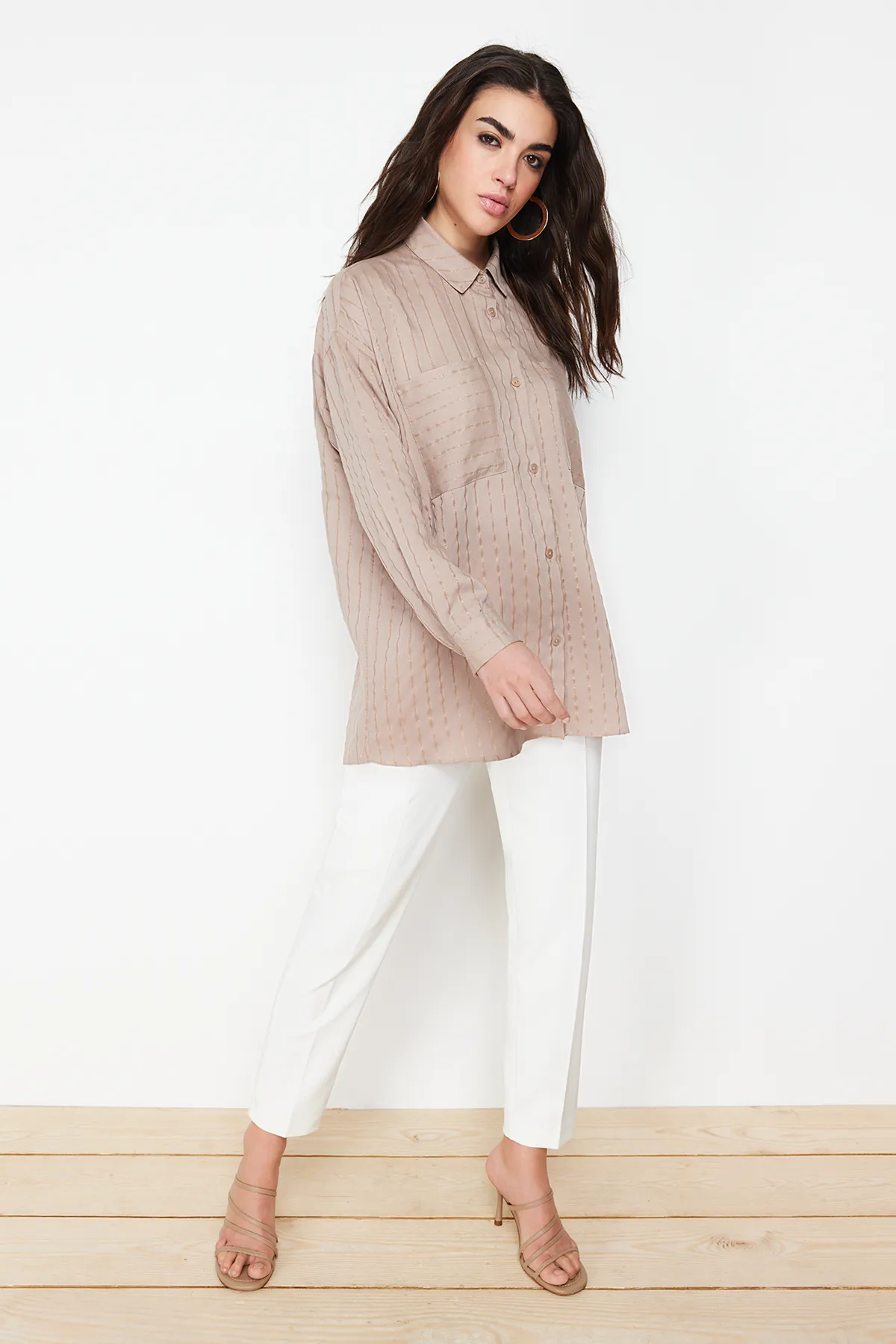 Trendyol Modest  Beige gestreiftes, gewebtes Hemd mit Glitzer TCTSS24TG00049