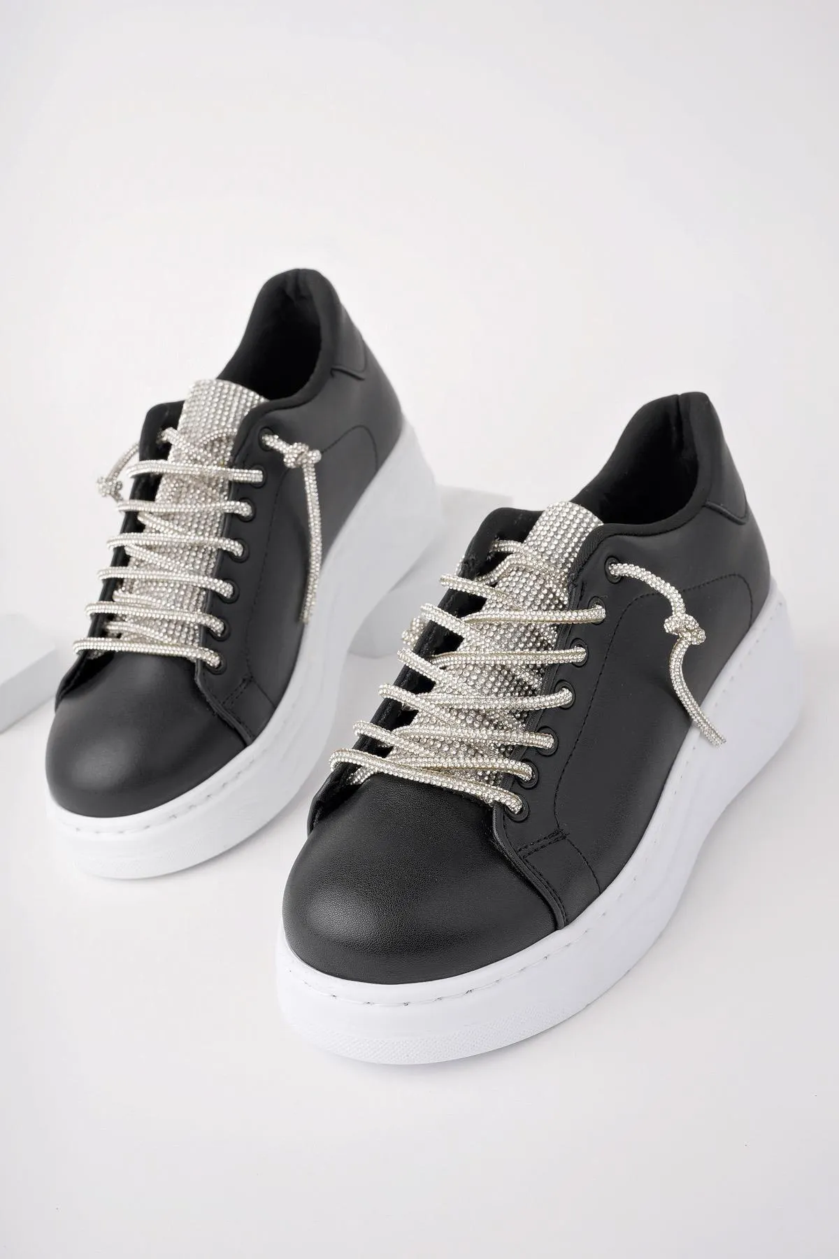 MUGGO  Reina Damen-Sneaker mit Schnürung, garantiert für tägliches Gehen, bequem und stilvoll, Sportschuhe mit dicker Sohle