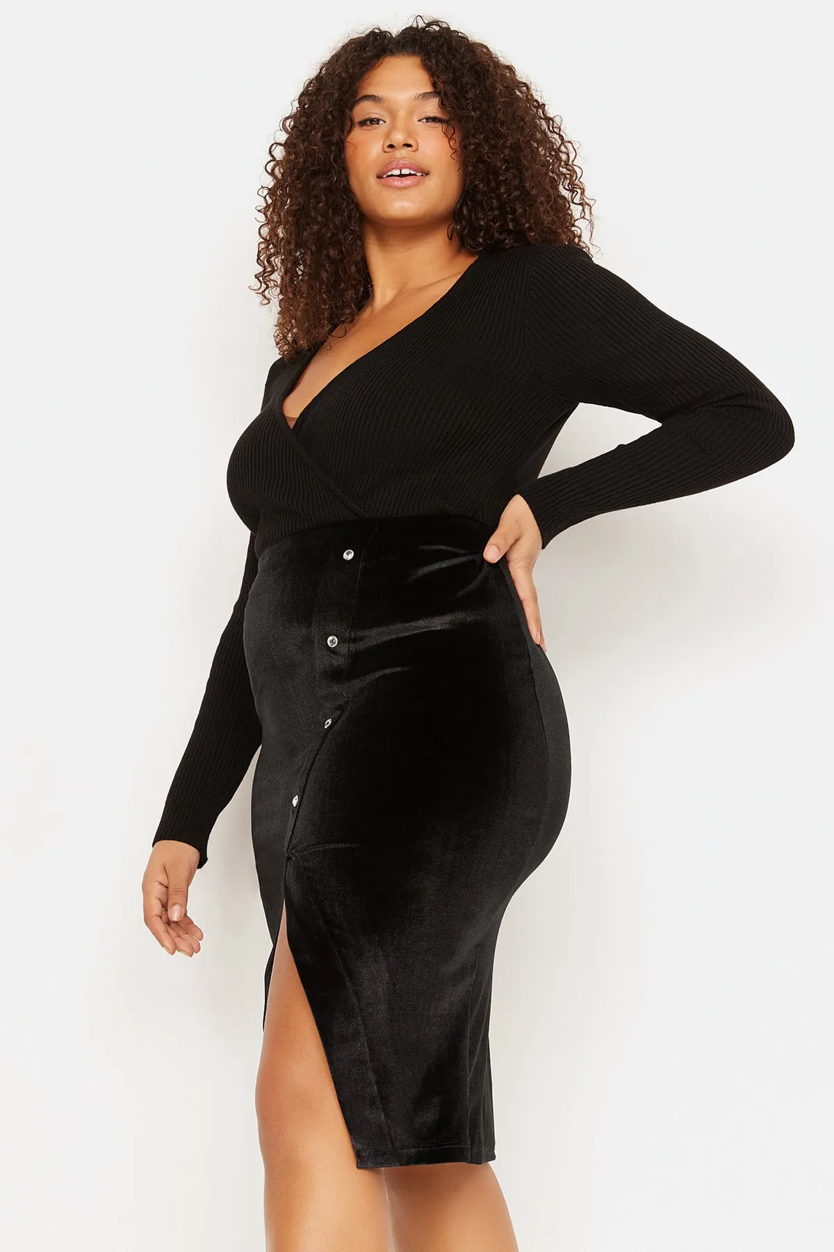 Trendyol Curve  Schwarzer gestrickter Samtrock mit Knopfdetail TBBAW23AZ00020