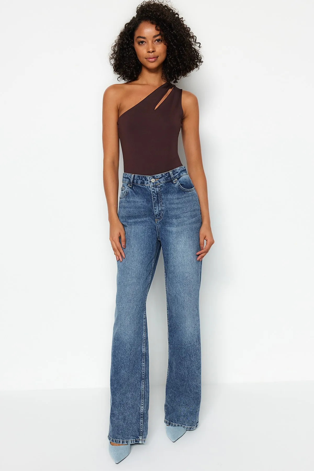Trendyol Collection  Brauner Stretch-Strickbody mit asymmetrischem Kragen, Cut-Outs und Druckknöpfen TWOSS23BD00014