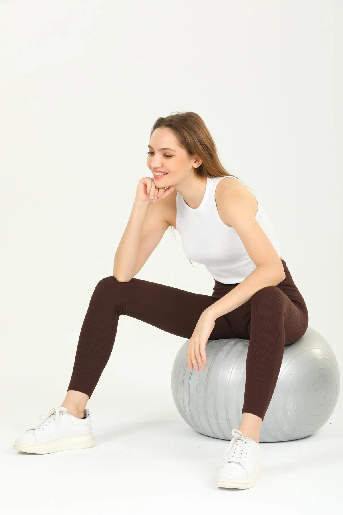 Domoda  Dunkelbraune, gerippte, elastische Strickstrumpfhose mit hoher Taille und Interlock-Taille