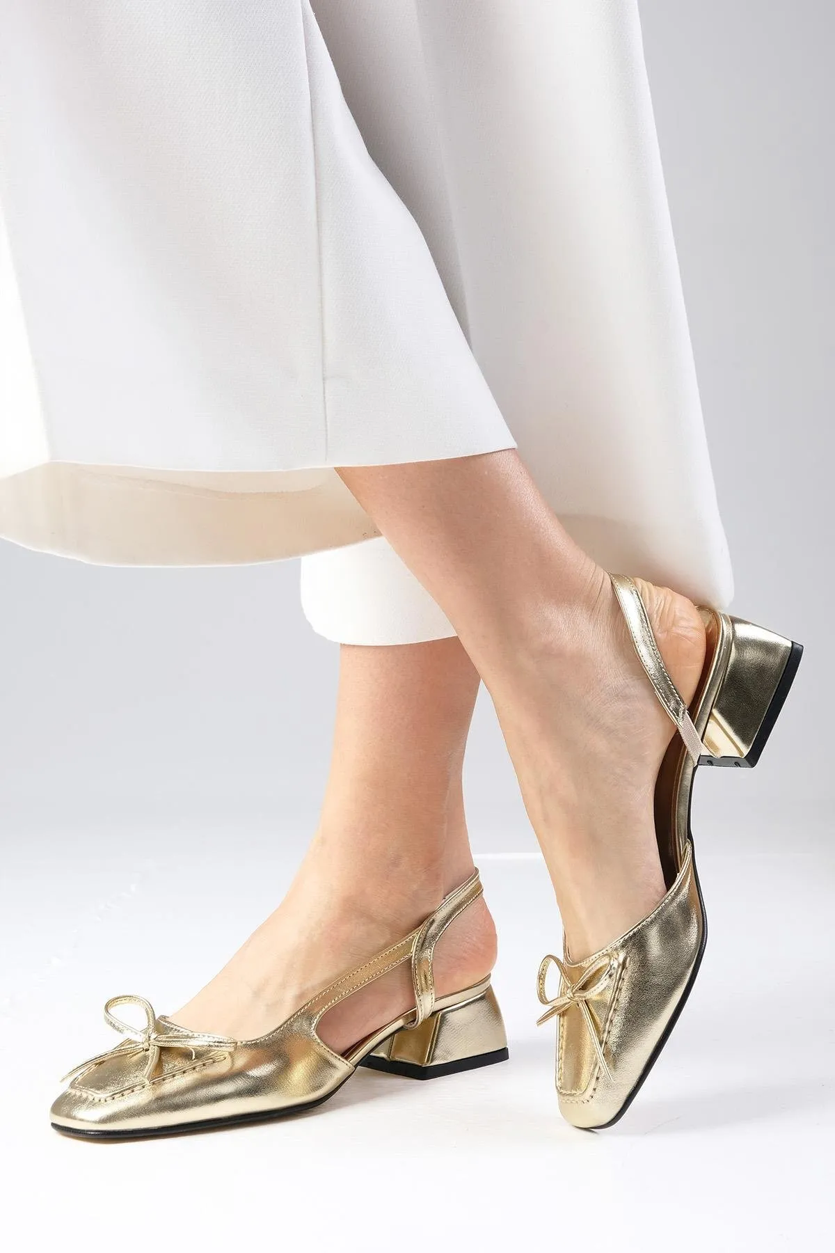 Mio Gusto  Bria Goldfarbene Damenschuhe mit kurzem Absatz und offenem Rücken