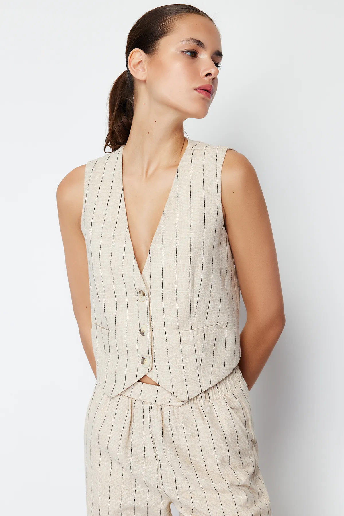 Trendyol Collection  Beige gestreifte Weste aus Baumwollleinengewebe TWOSS24YE00025