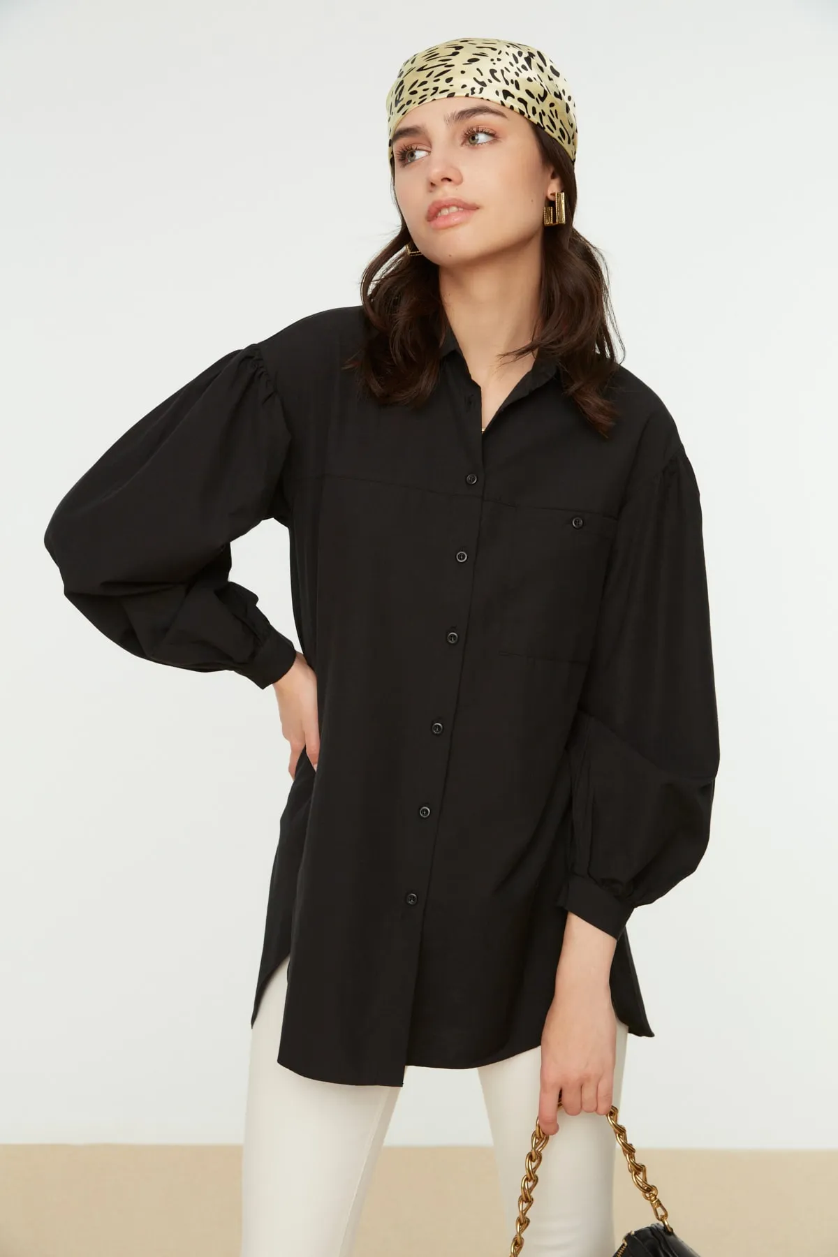 Trendyol Modest  Schwarzes Basic-Gewebehemd mit Ballonärmeln und langer Gesäßtasche TCTSS21GO0976