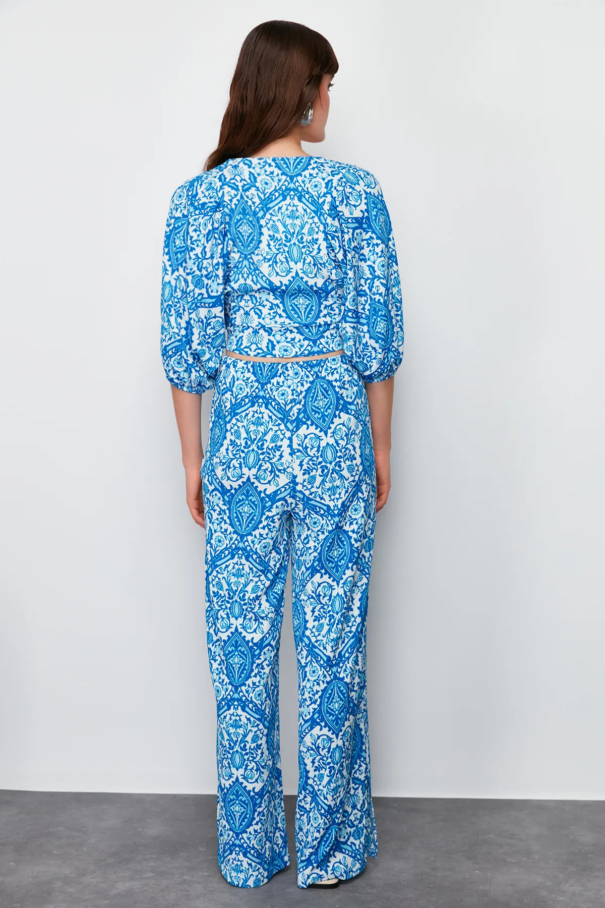 Trendyol Collection  Blau bedruckter V-Ausschnitt Ballonärmel Entspannter/bequemer Schnitt Strukturierter flexibler Strickanzug unten und oben TWOSS24AU00033