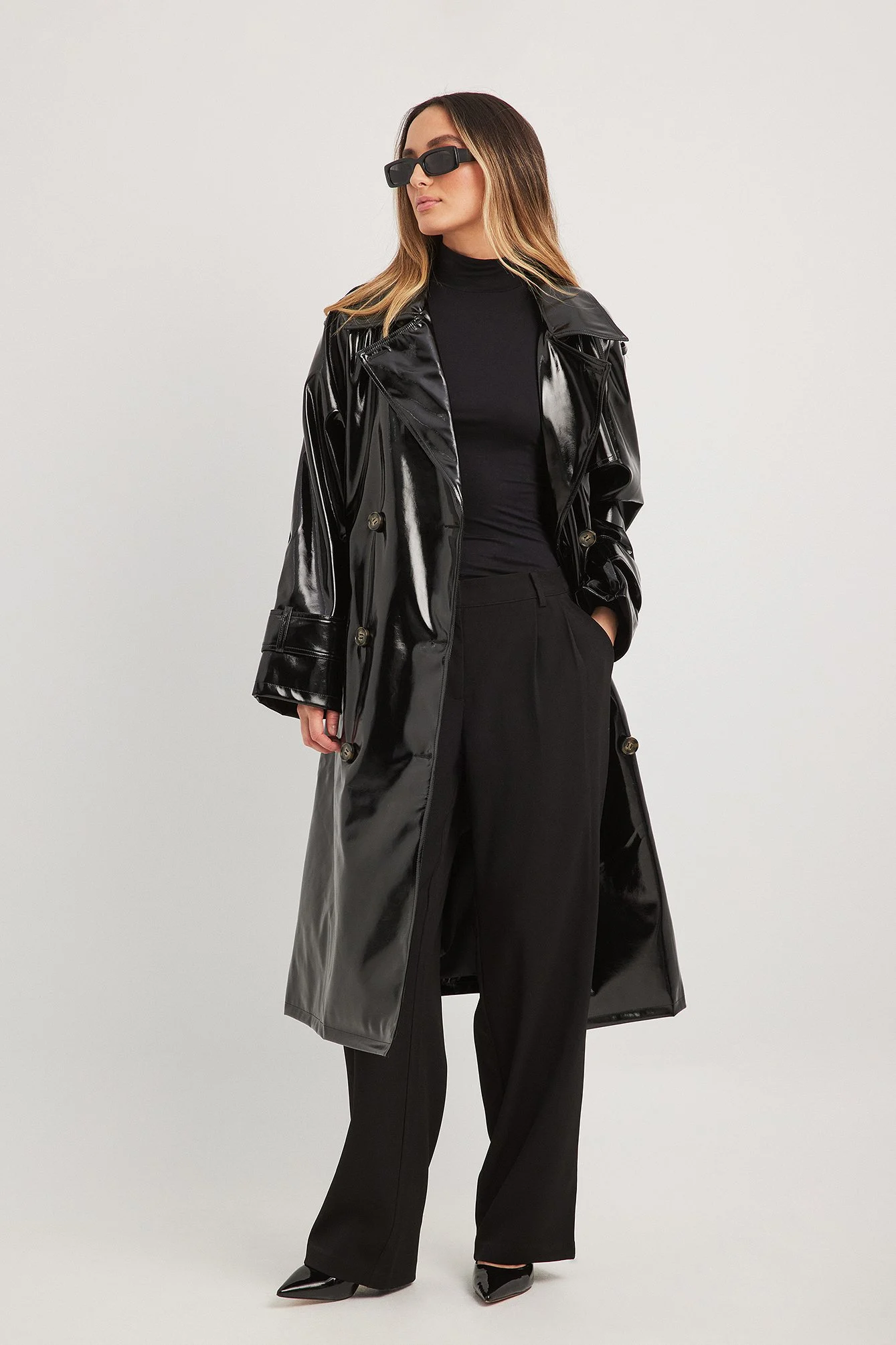 Glänzender PU-Trenchcoat mit Gürtel