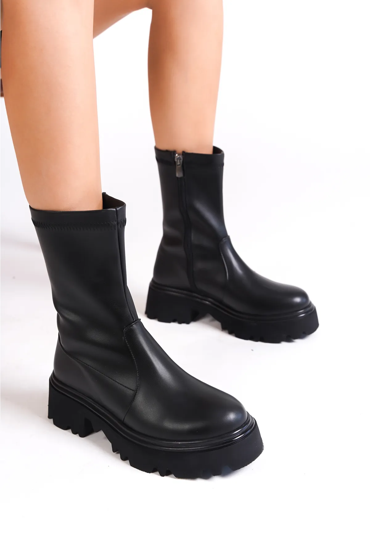 Capone Outfitters  Damenstiefel mit runder Zehenpartie, Stretch und seitlichem Reißverschluss