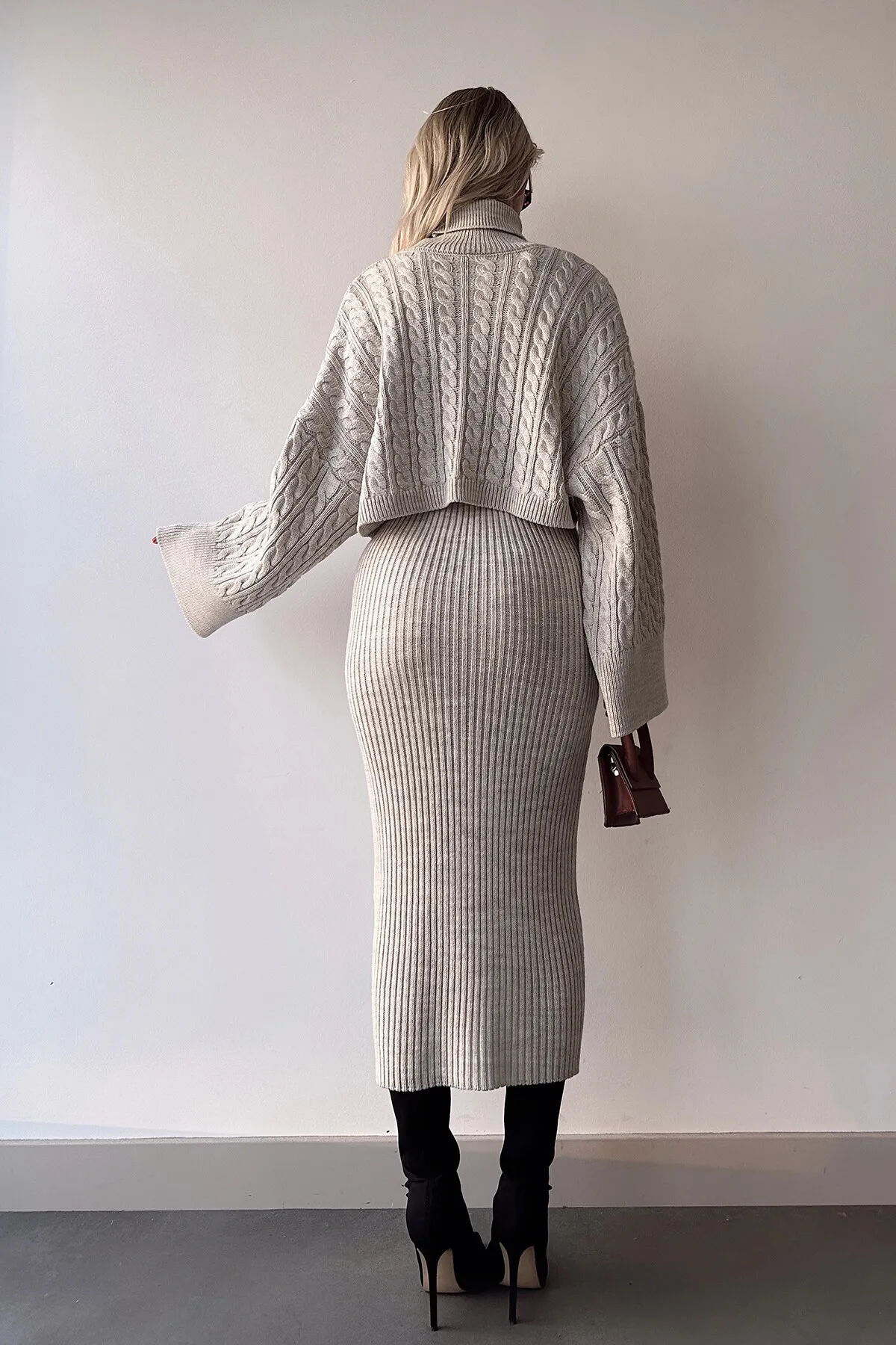 ZF BUTİK  Set aus schwarzem Rollkragenpullover mit gestricktem Motiv und Strickkleid