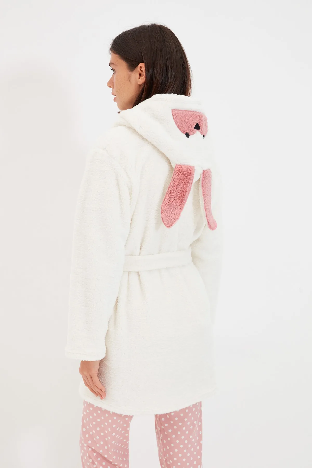 Trendyol Collection  Ecrufarbener Wellsoft-Strickmantel mit Tierfigur und Kapuze und Taschen THMAW21SB0002