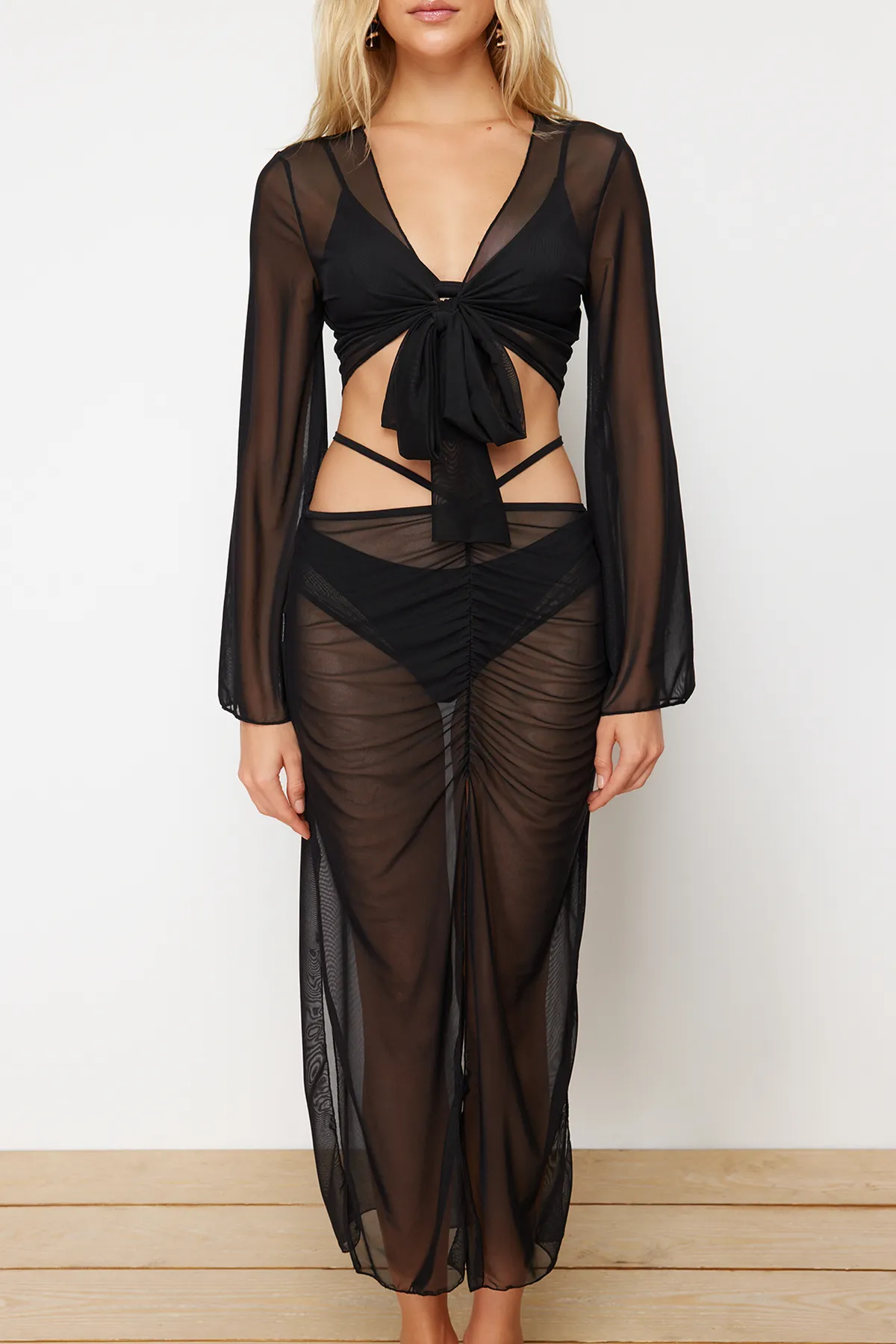 Trendyol Collection  Schwarzes Strick-Blusenrock-Set mit gerafftem Netzstoff TBESS24AU00034