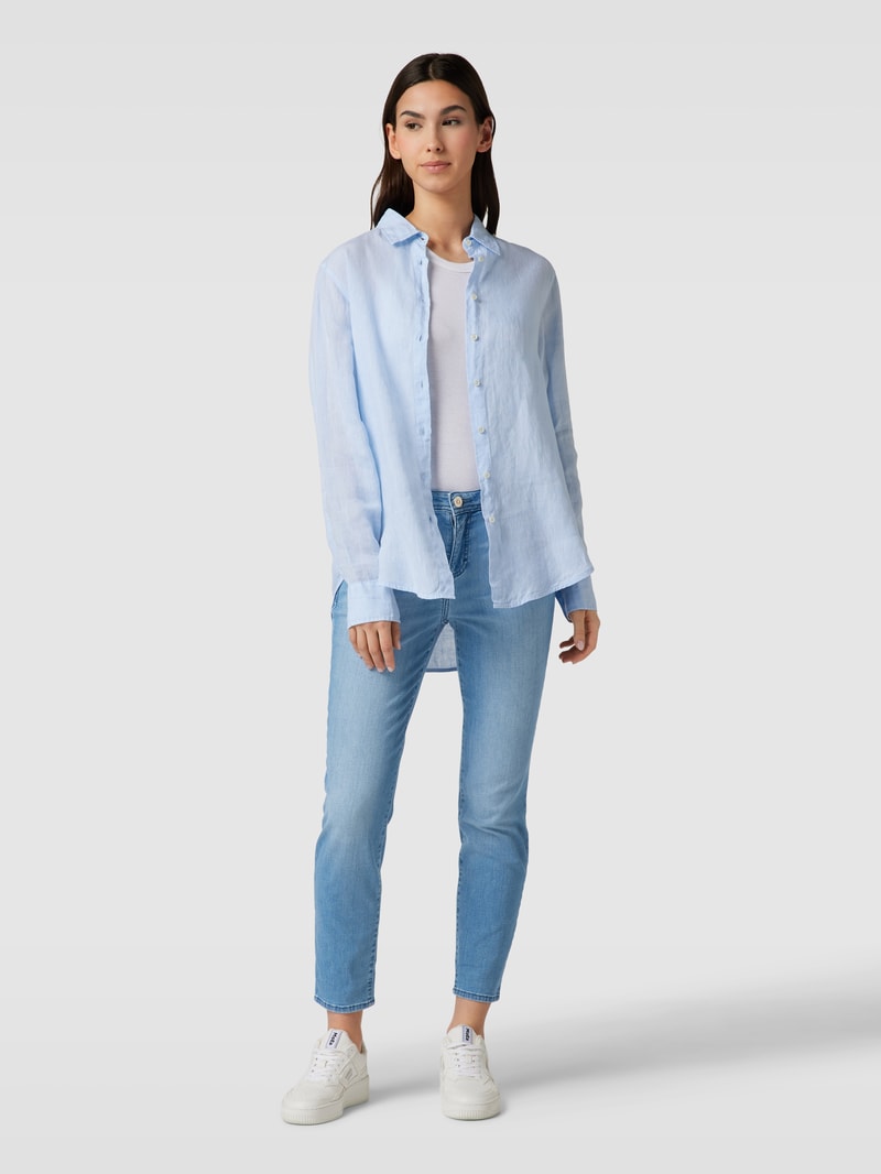 Jeans mit Label-Patch in hellblau