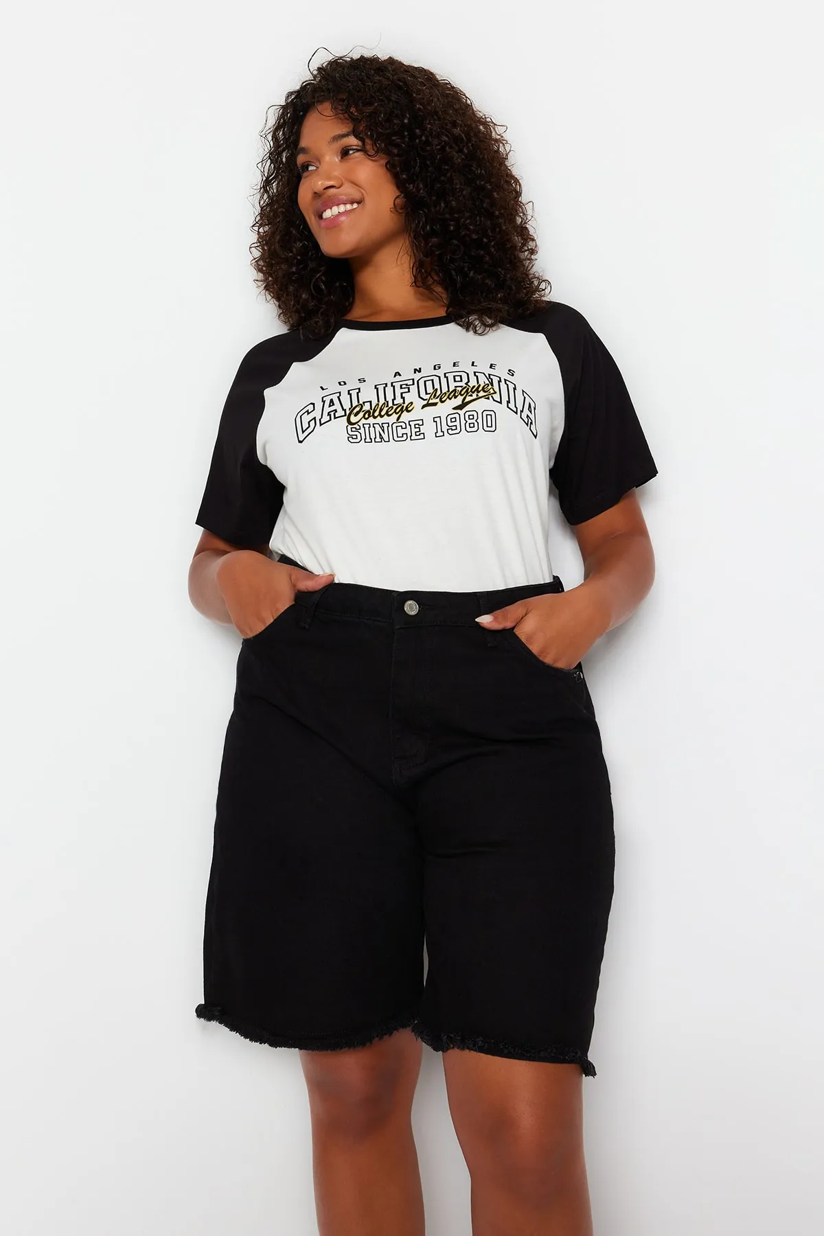Trendyol Curve  Schwarze Jeansshorts mit hoher Taille und gerader Passform TBBSS22JE00012