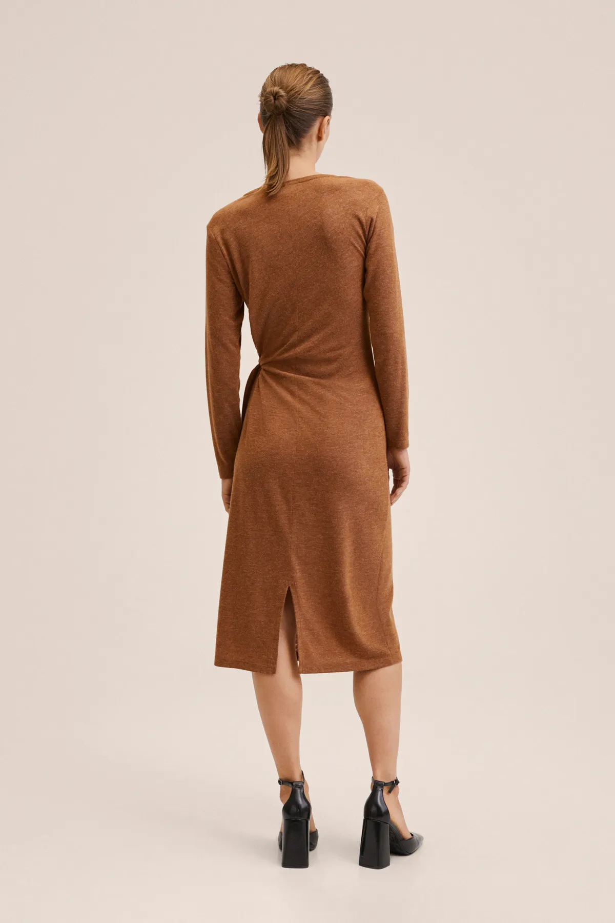 MANGO  27053255 Kleider und Overalls Tabakbraun