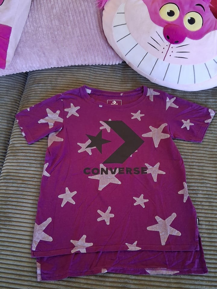 Converse ⭐ Sportshirt Lila ⭐ mit Sterne ⭐ T-Shirt wurde zum Schulsport getragen.... leichte Waschspuren vorhanden... sonst in einem guten -sehr Zustand günstig kaufen 140-152