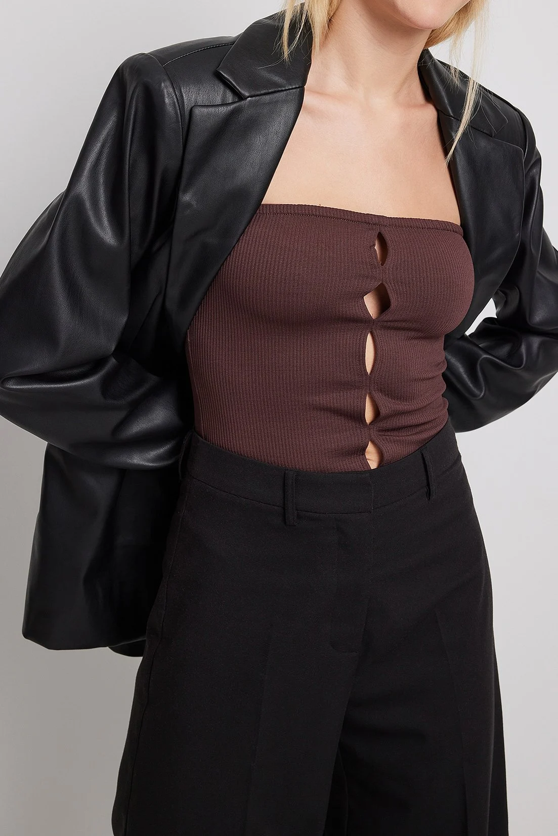 Geripptes Bandeau-Top mit Cut-Out