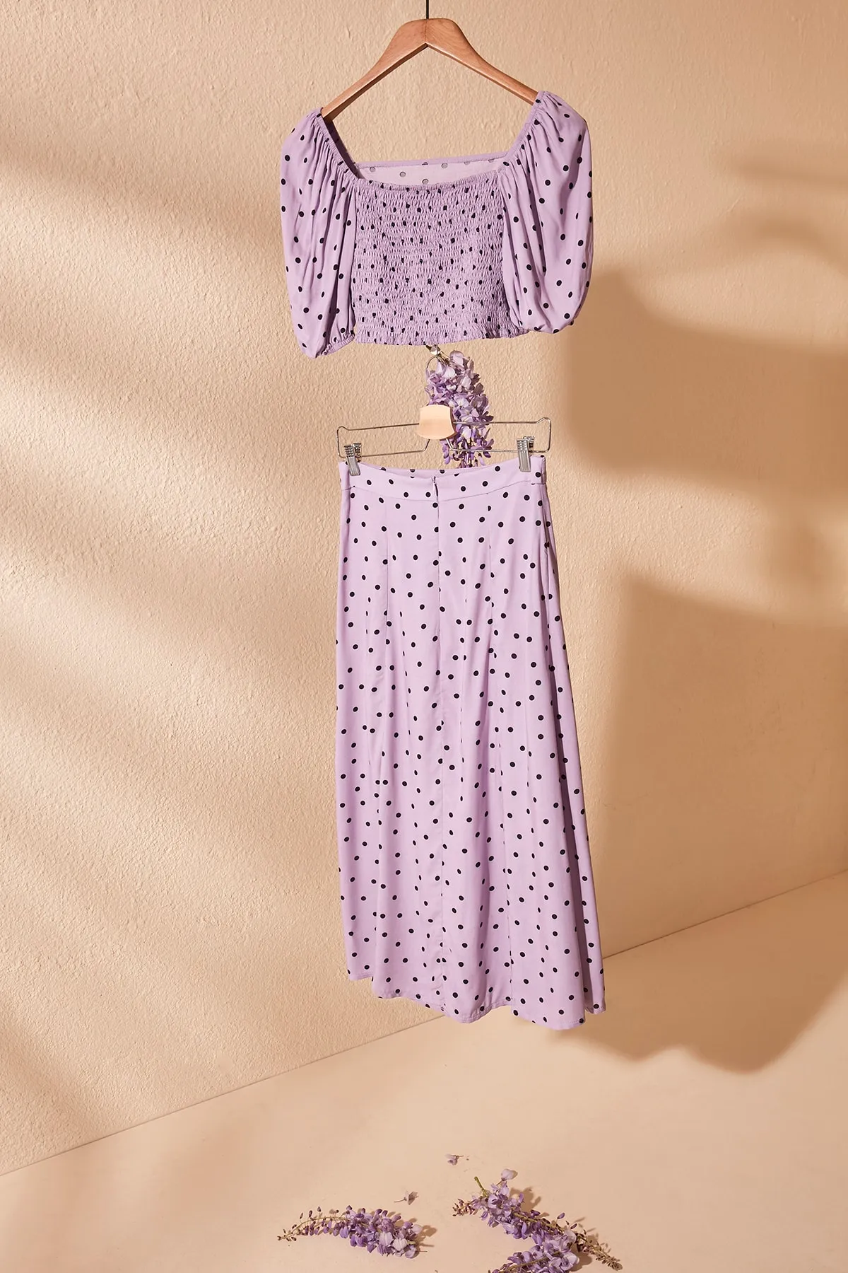 Trendyol Collection  Lilafarbenes, gepunktetes, geschlitztes Midi-Viskose-Unterteil-Oberteil-Set TWOSS20AU0097
