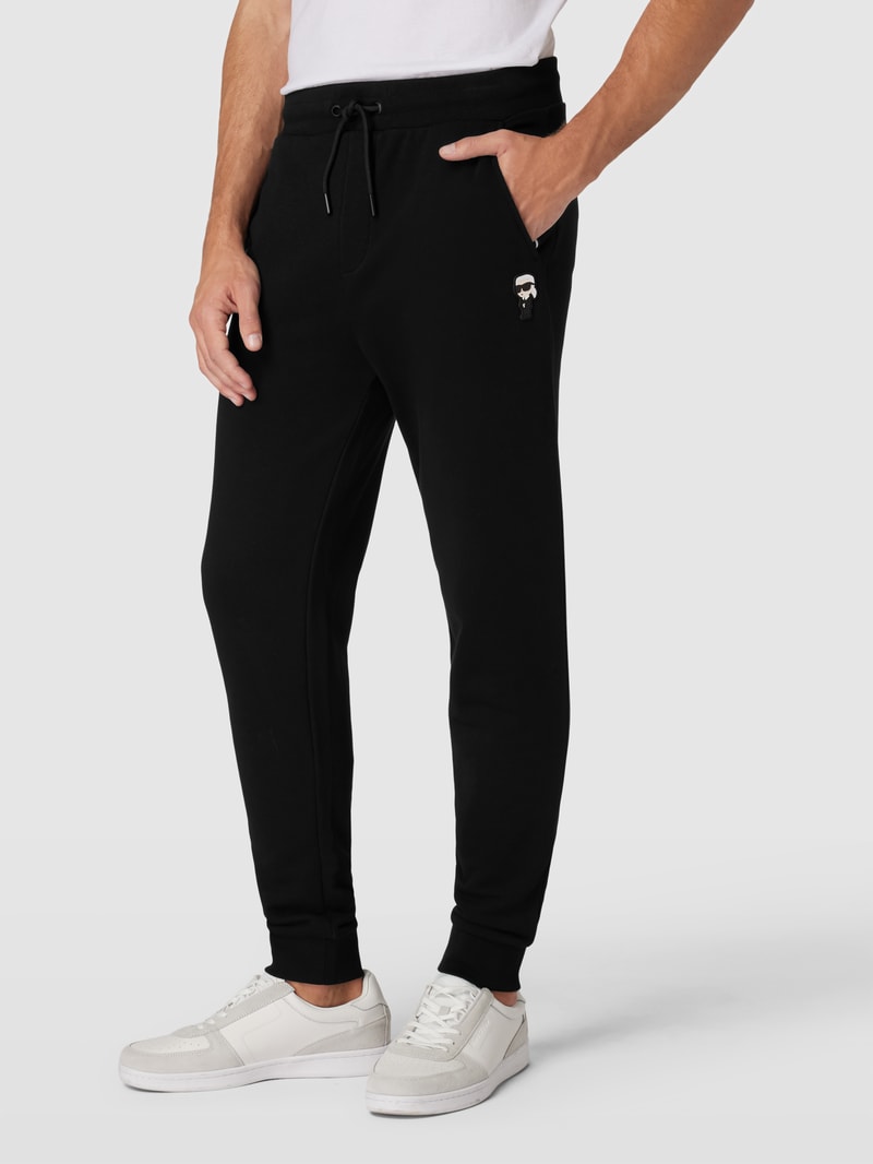 Jogpants mit Label-Patch in schwarz