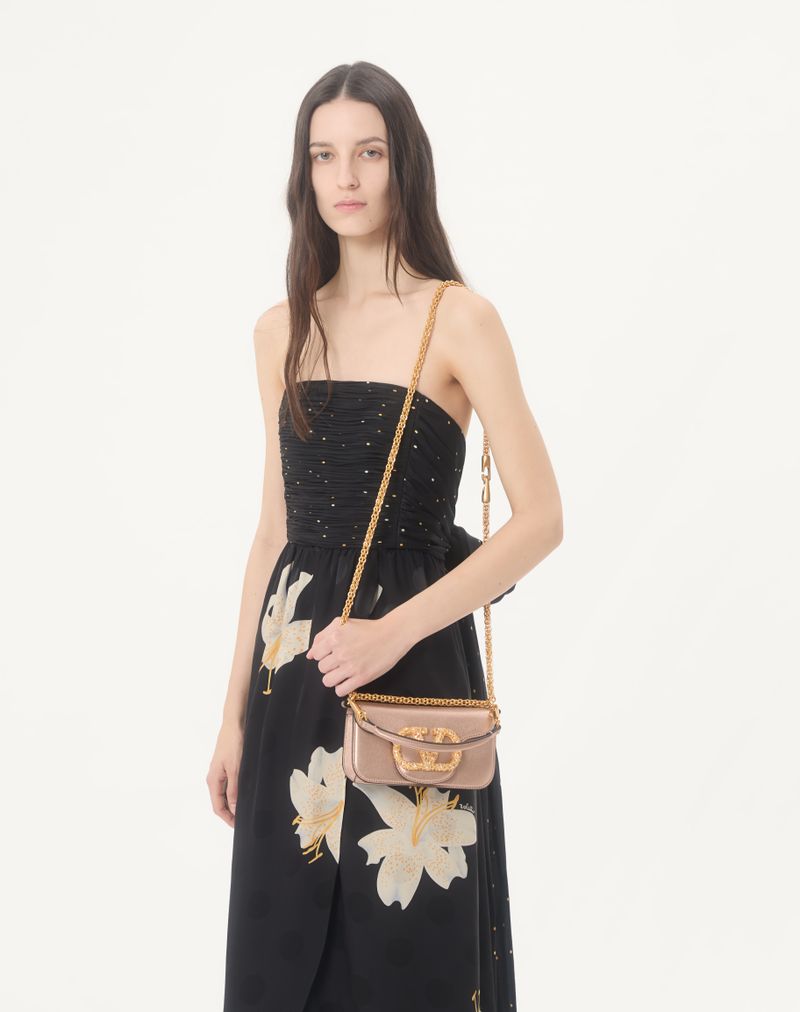 Bolsa de ombro pequena Valentino Garavani Locò em couro de bezerro laminado com logotipo de joia.
